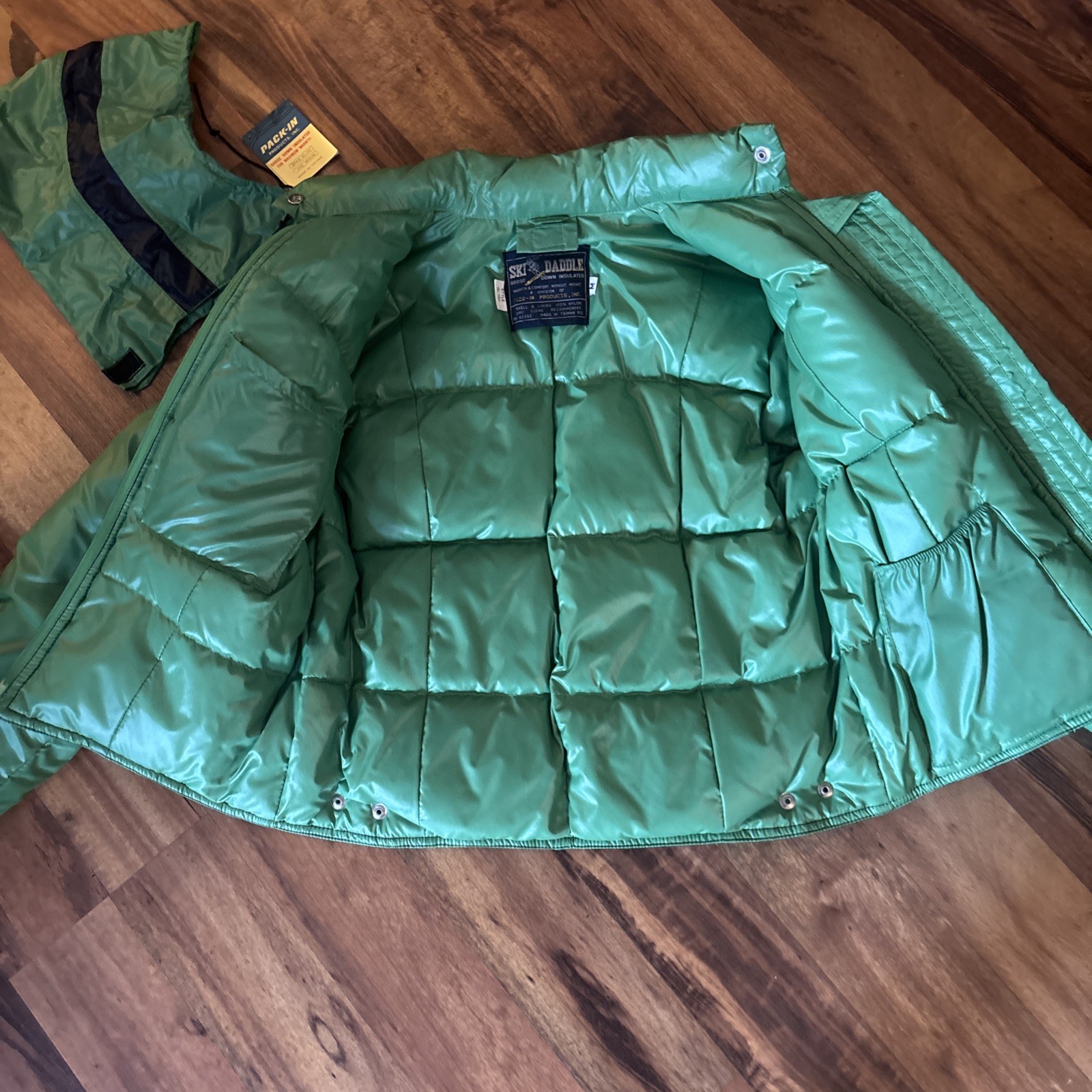 Vtg SkiDaddle Green/ColorBlock Women’s GooseDown Retro Puffer Jacket. SZ M