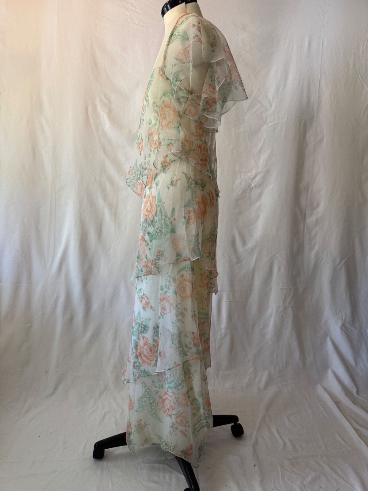 Vintage 1970s Poly Chiffon Tier Floral Dress w Built in Lining & Flutter Sleeves