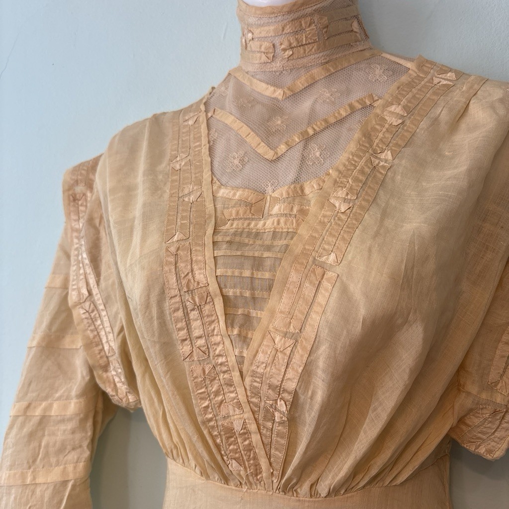 Antique Edwardian cream silk cotton lawn garden party wedding gown dress 1900s