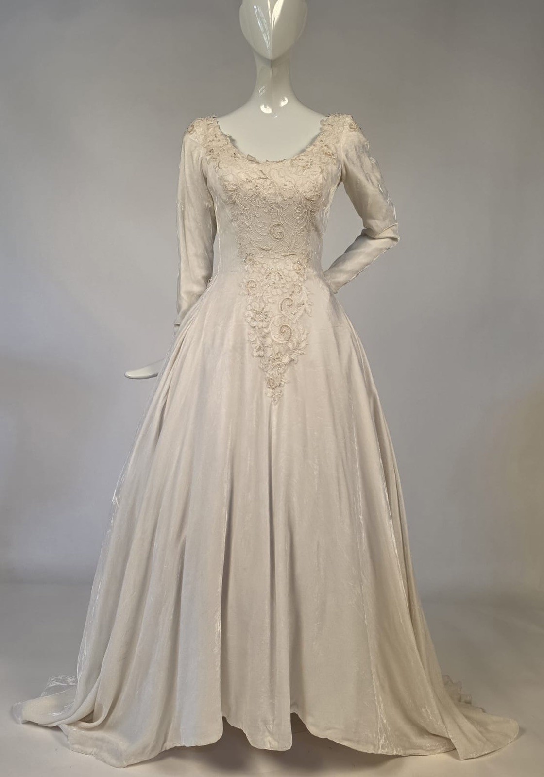 SNOW WHITE 1940’S PLUSH VELVET WINTER WEDDING DRESS W BEADED LACE + LONG TRAIN