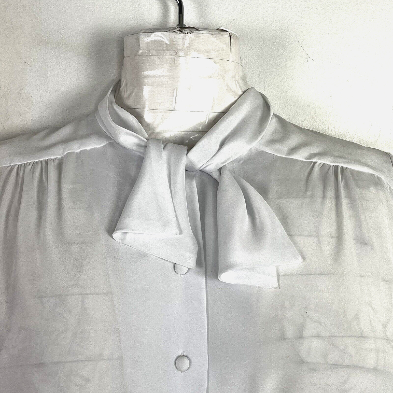 E.H. Woods White Bow Blouse sz 14 Button Up Parisian Minimalist VINTAGE DU42
