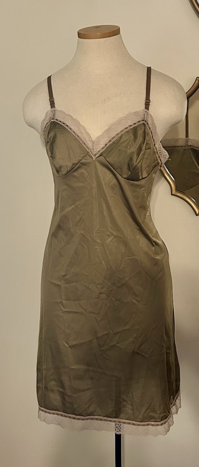 Vassarette Nylon Slip Dess with Tan Lace Trim Women’s Lingerie Vintage 80’s sz S