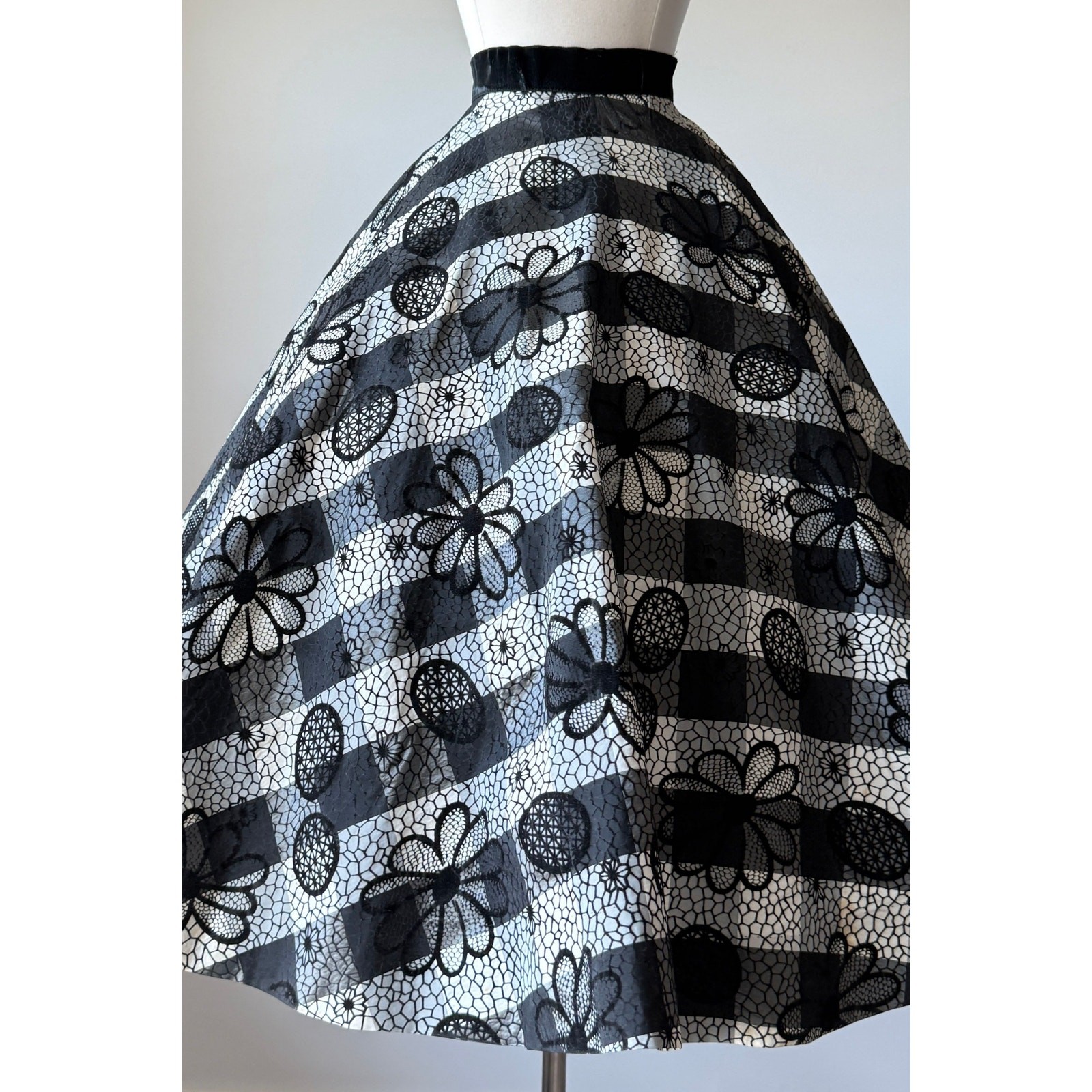 Vintage 1950s Black Gingham Flocked Floral Full Circle Skirt MEDIUM 28 waist