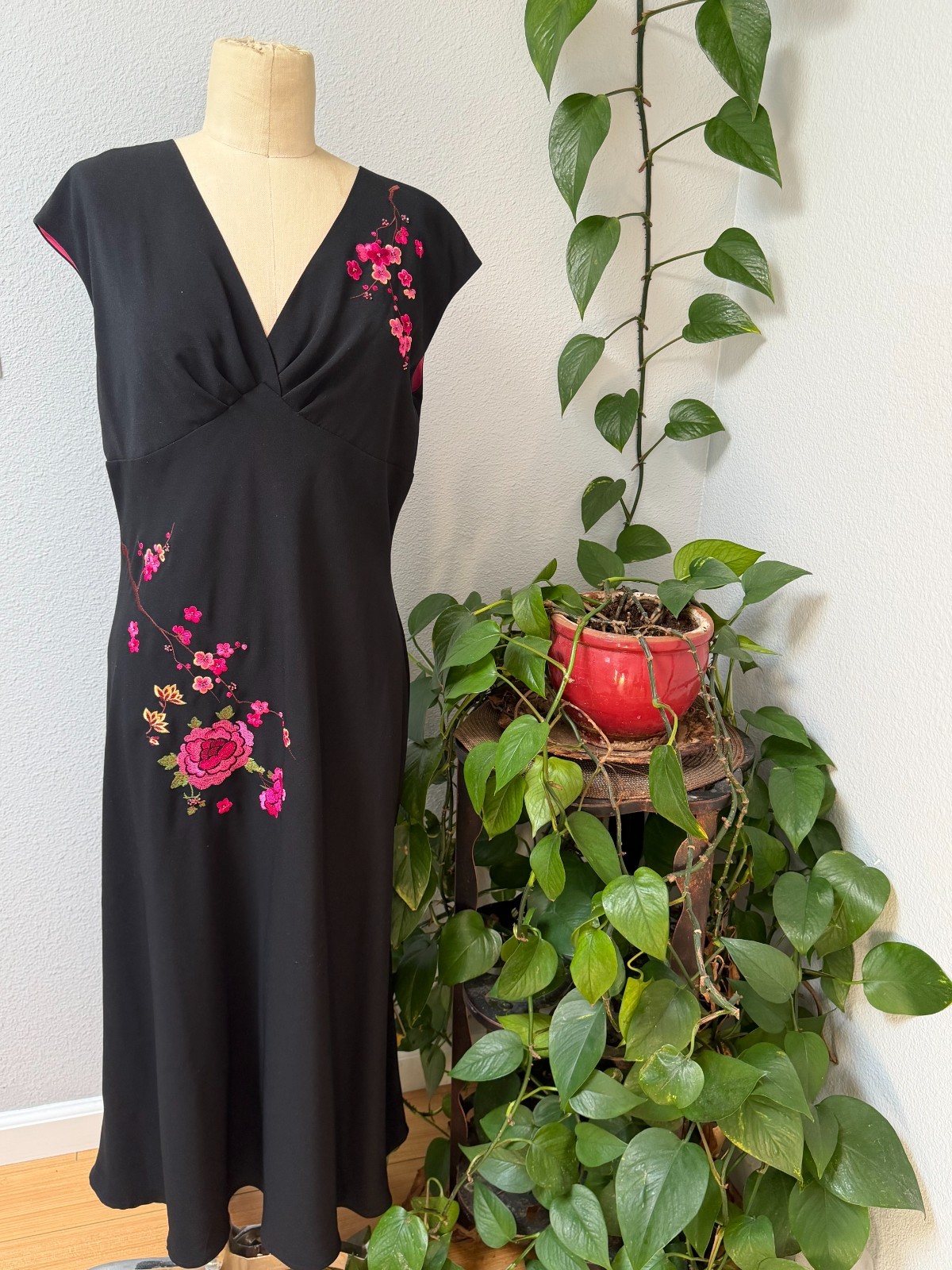 Vintage AGB Black Floral Embroidered Maxi Dress V Neck Sleeveless Bodycon Pro