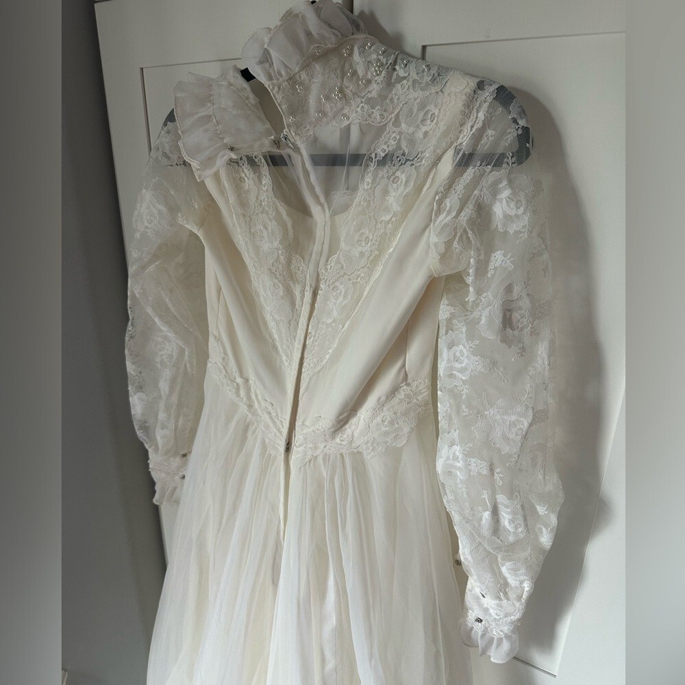 Vintage IGLWU Wedding gown size 6 lace ruffles waterfall beads train