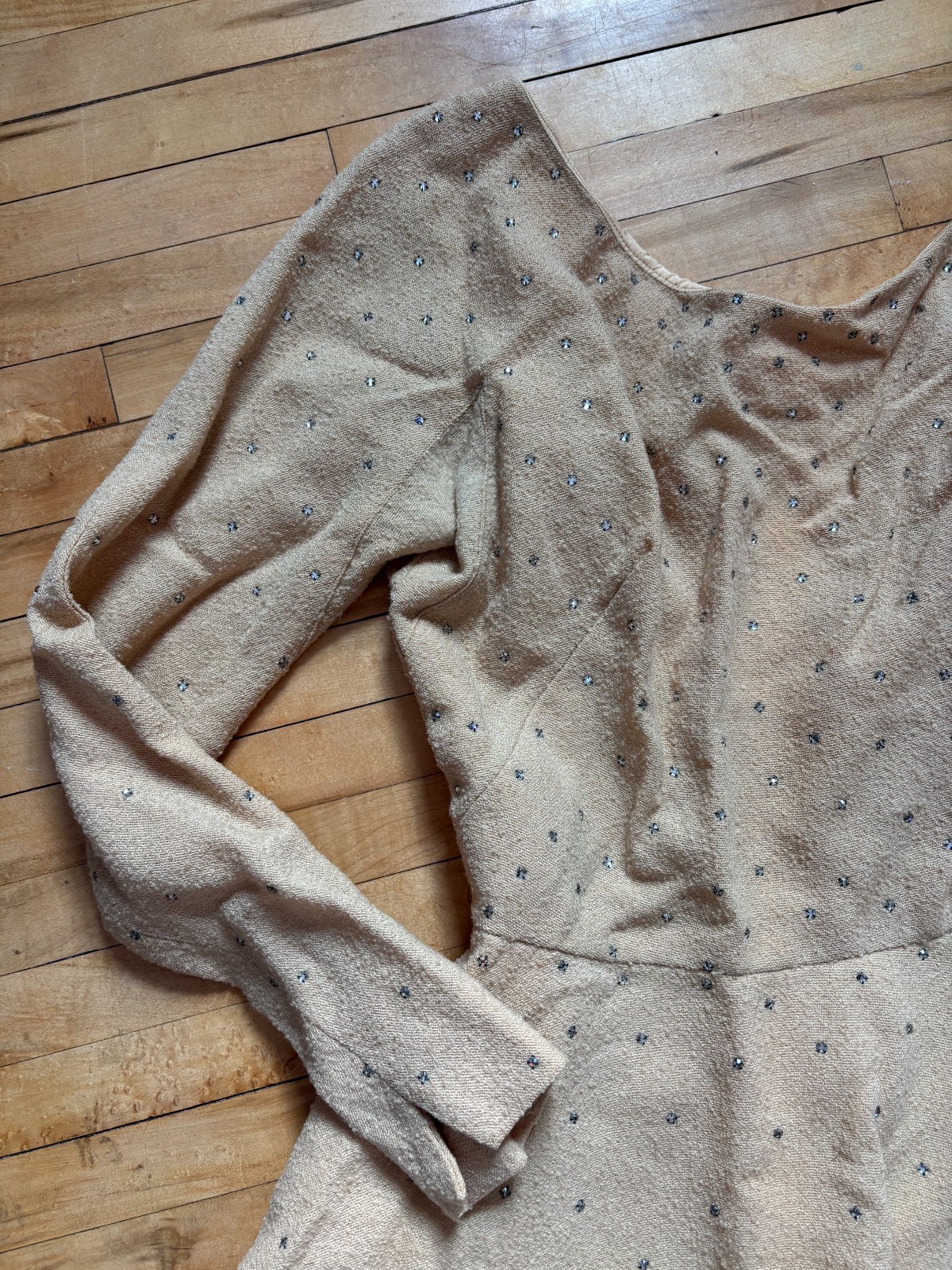 VTG 1950s BEIGE OYSTER WOOL CREPE DRESS WITH RHINESTONES 25″ WAIST