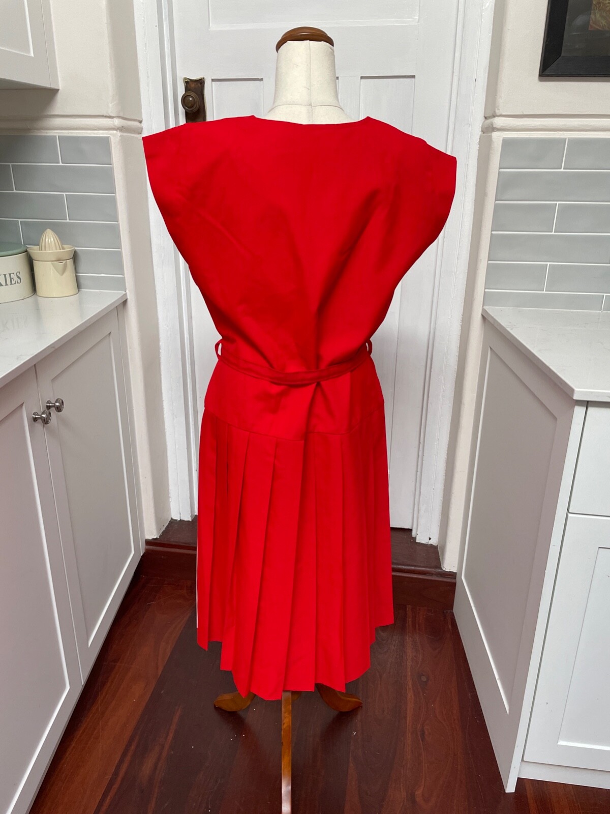 „Changing Scene” Vintage Red & White Belted 1980s Dress S12 With Pleated Skirt