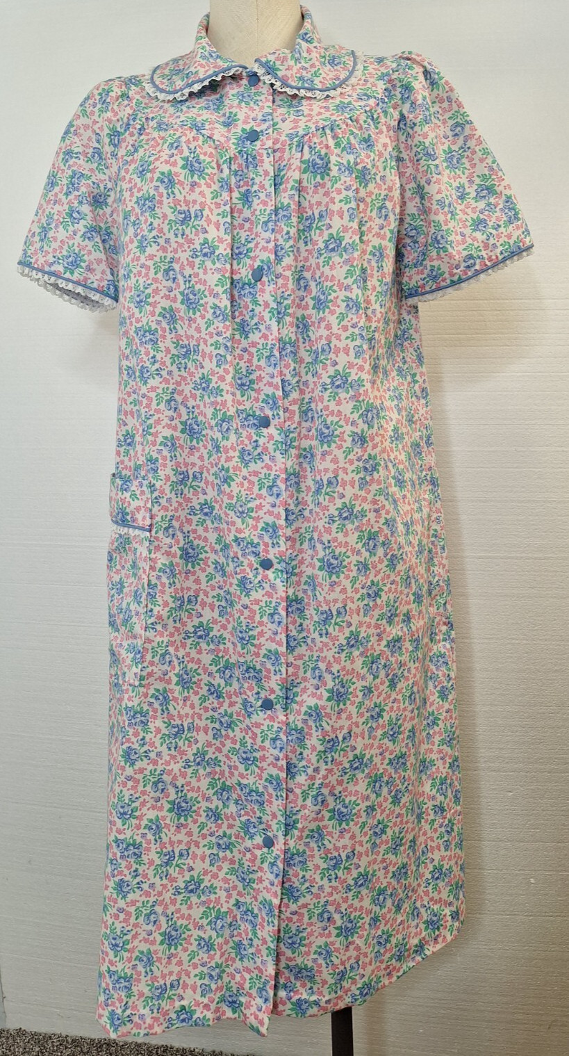 Vintage LOUNGE AROUND Woman’s Size M Floral Short Sleeve Housecoat Nightgown