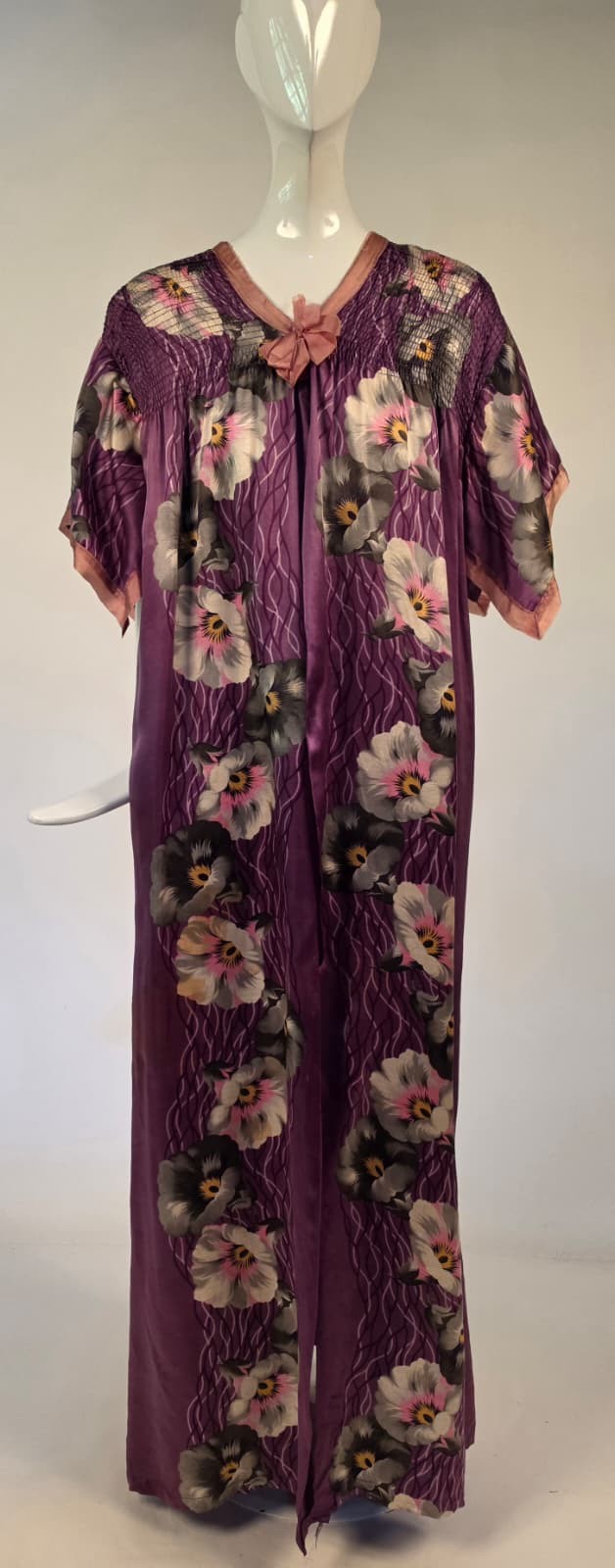 ELEGANT EDWARDIAN PURPLE PANSY PRINT LONG SILK ROBE W BOW TRIM NECKLINE