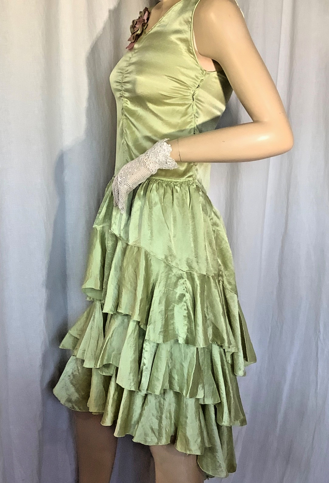 Vintage 1920s Flapper dress Green ruffled Satin silk Sleeveless XS ribbon trim