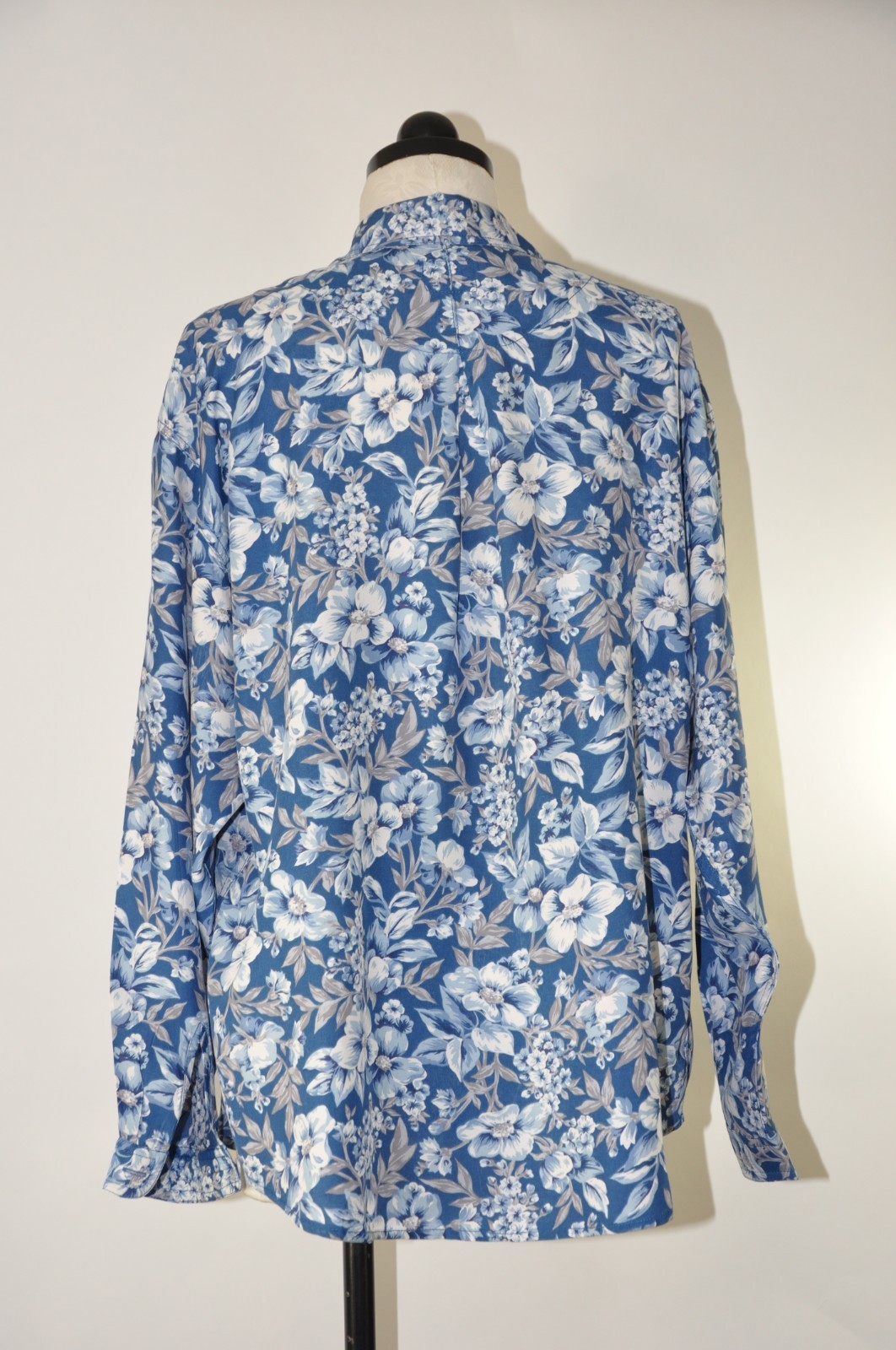 90s Vintage Blue Botanical Floral Print Rayon Oversized Shirt Blouse Top Women M