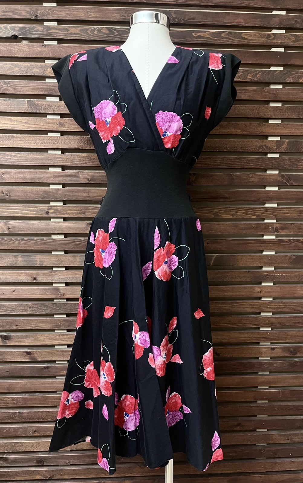 1980s 80s Vintage Black Pink Purple Floral Cotton Cap Sleeve V-Neck Midi Dress