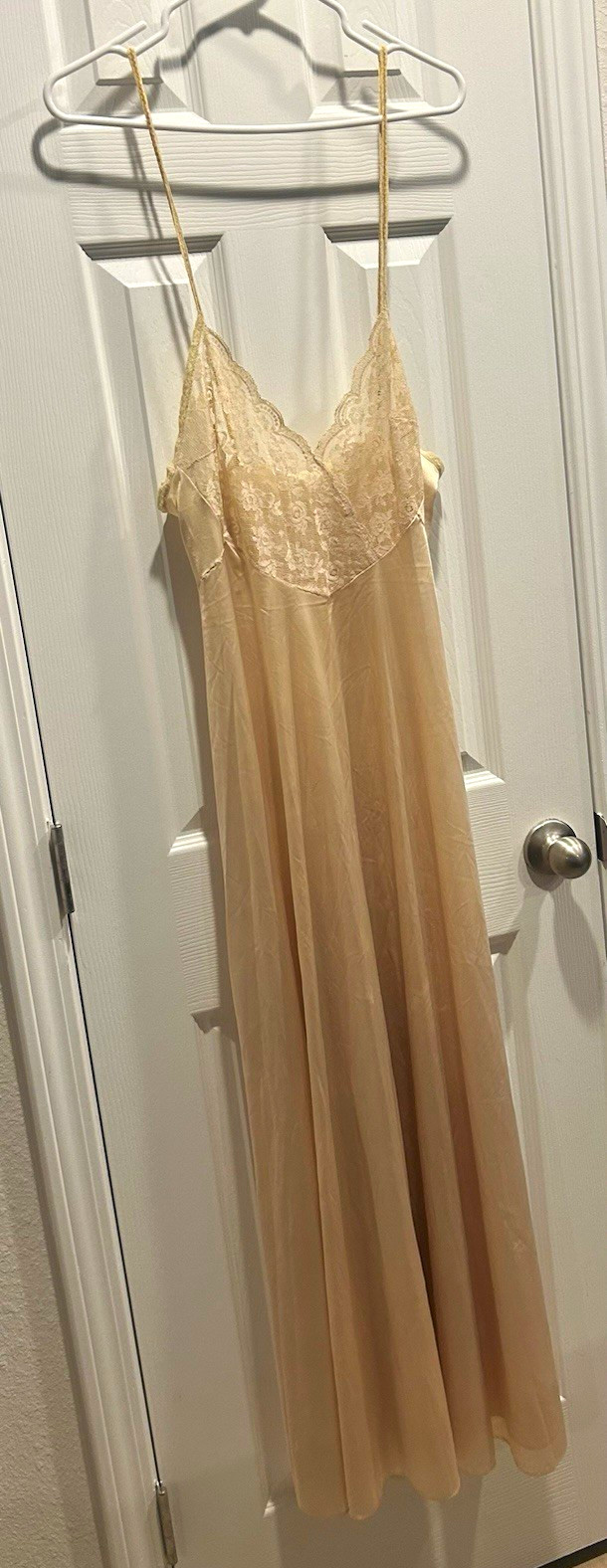 Vanity Fair Women’s Full Slip Size 36 Beige Lace Adjustable Straps Nylon