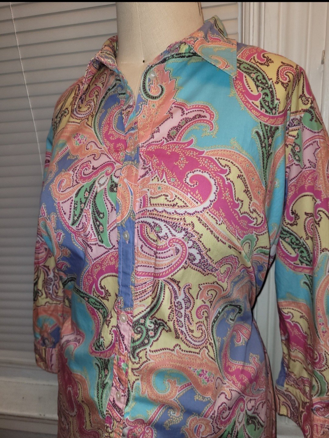 Beautiful vintage blouse Chaps, perfect for a Y2K or psychedelic look. Size L.