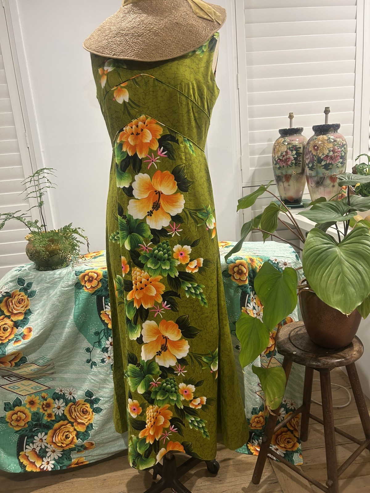Vintage 1960/ 70s genuine Hawaiin Exotic Tropical Print Sleeveless long DressM
