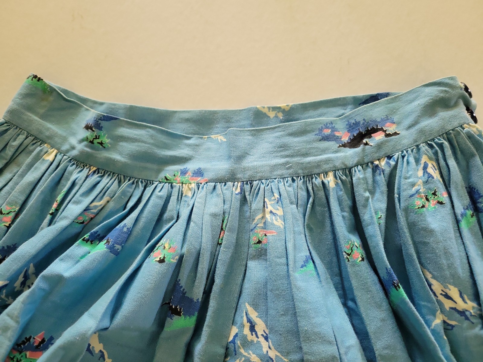 Vintage 1950s Full Skirt Novelty Print Blue European Alps Scene Rockabilly