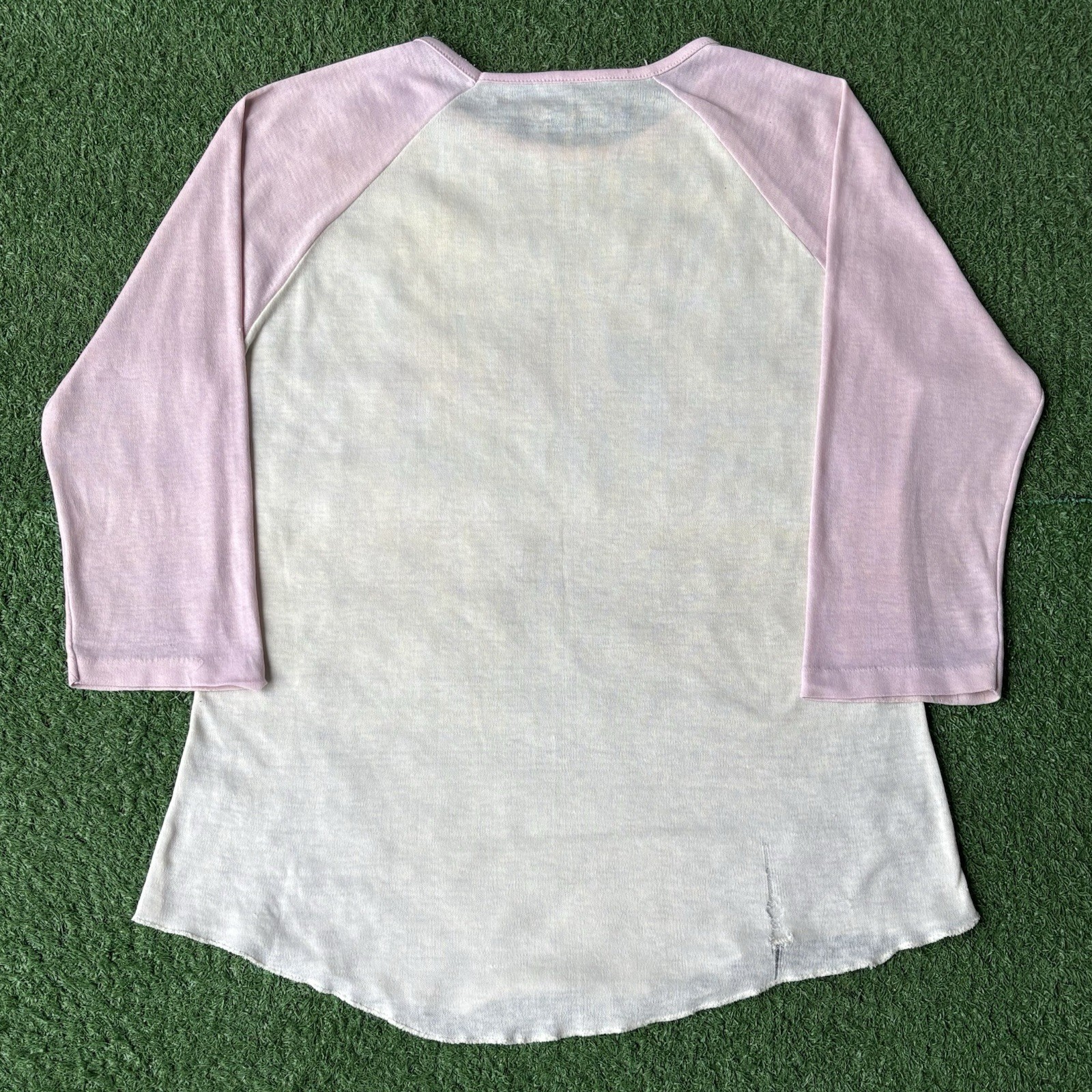 Sz M- Vintage 1975 Roach sunset beach scene raglan shirt women’s white/pink USA!