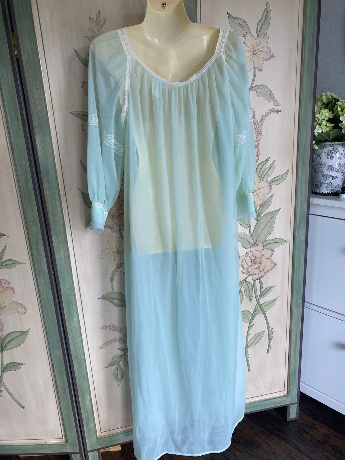 Vtg 1960s to 1970s Slumber Suzy „Dreamwear” peignoir robe Mint Floral Embroidery