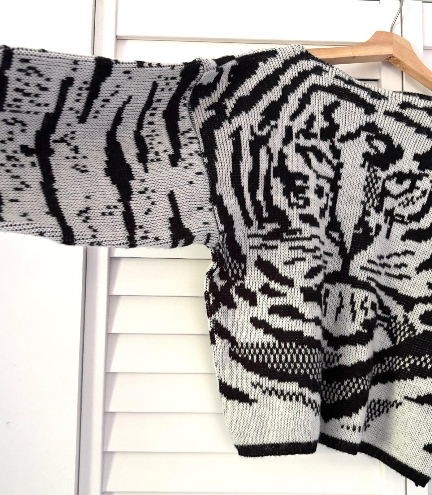 Vintage 80’s Black and White Tiger Cat Sweater, Sz L, Fantastico NY FLAWLESS