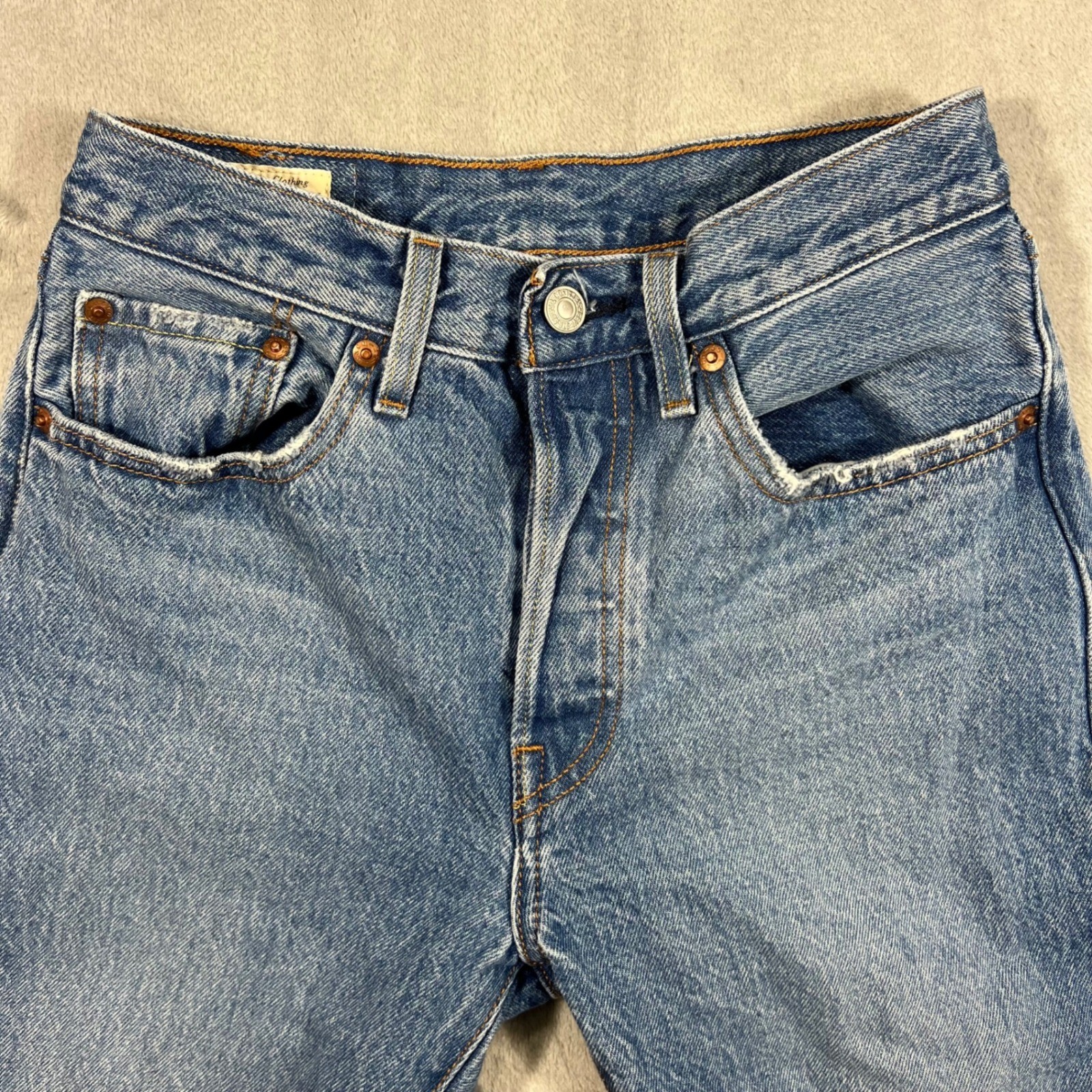 LEVI’S 501 Jeans Womens Size 26×26 Medium Wash Distressed Knee Premium Denim XX