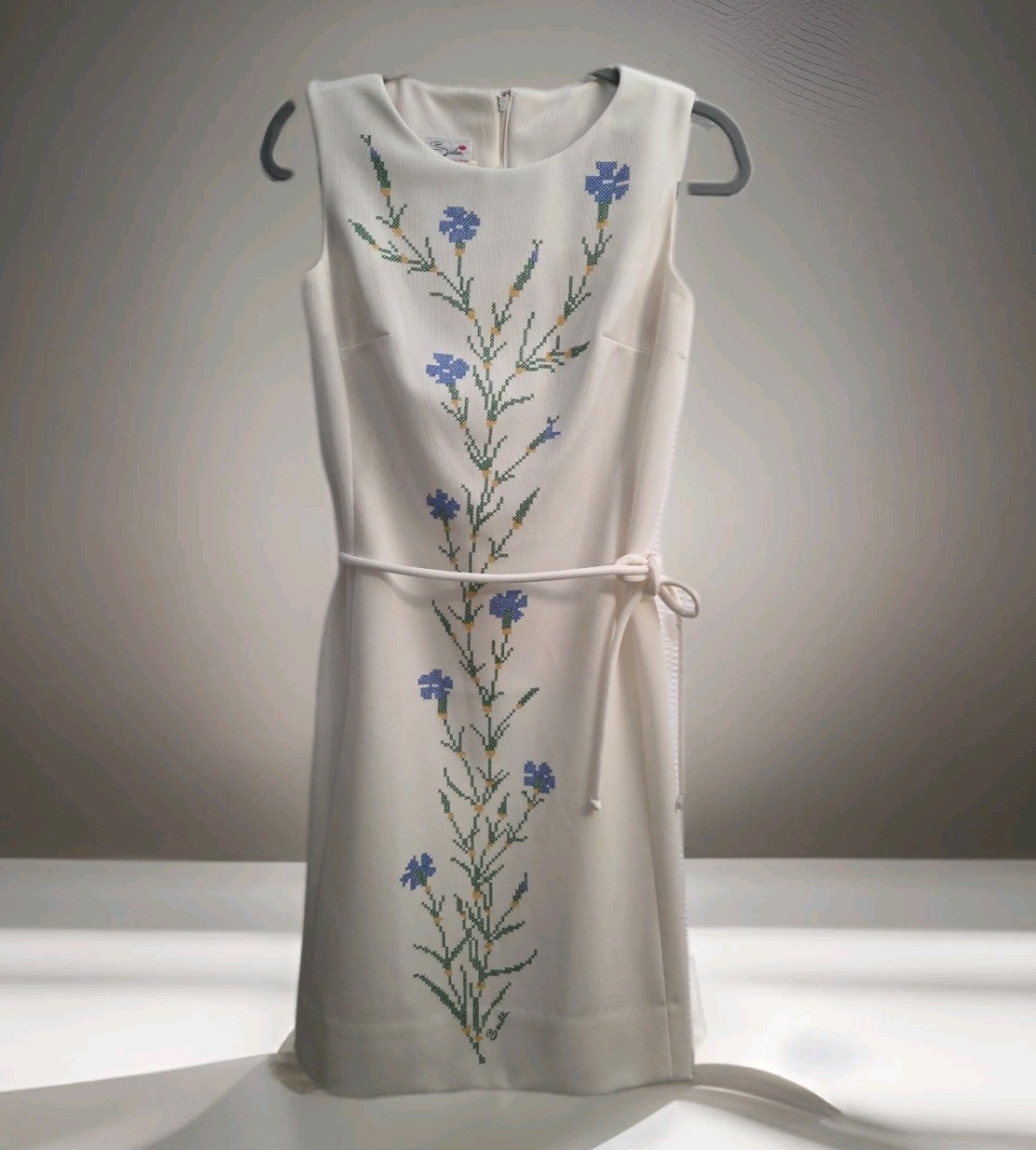 Vintage 1960s Serbin Muriel Ryan White Sleeveless Floral Mid Dress Silky Pin Up