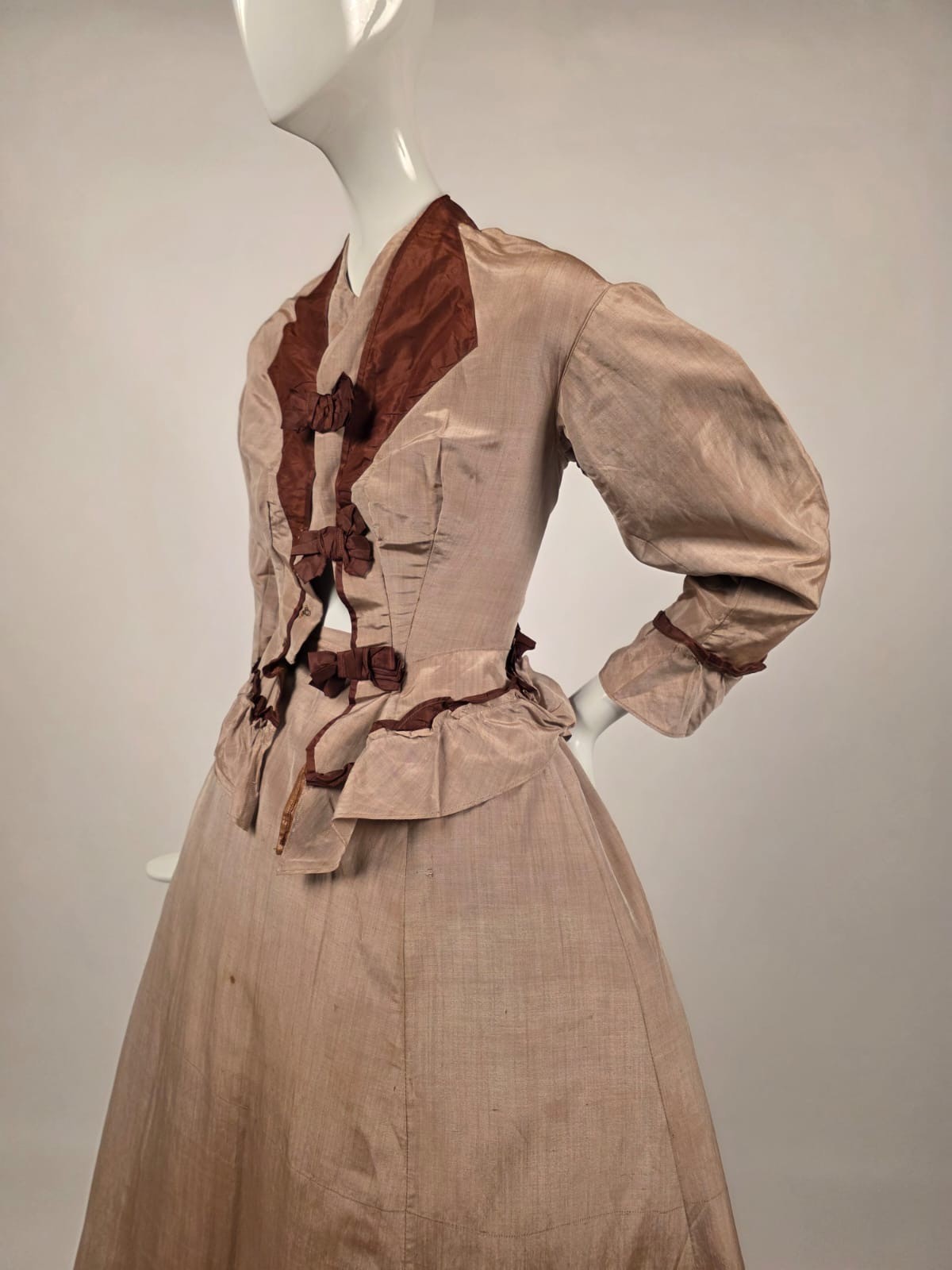 POST CIVIL WAR 1860’S GRAY BOMBAZINE + SILK DRESS W BOW TRIMMED FRONT