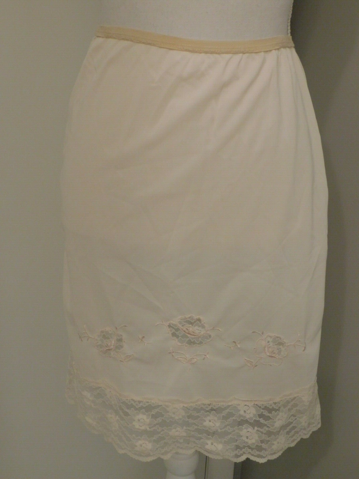 Vtg 1960 Greenco Maid Tricot Size Medium Beige Peach Half Slip Rose Lace Design