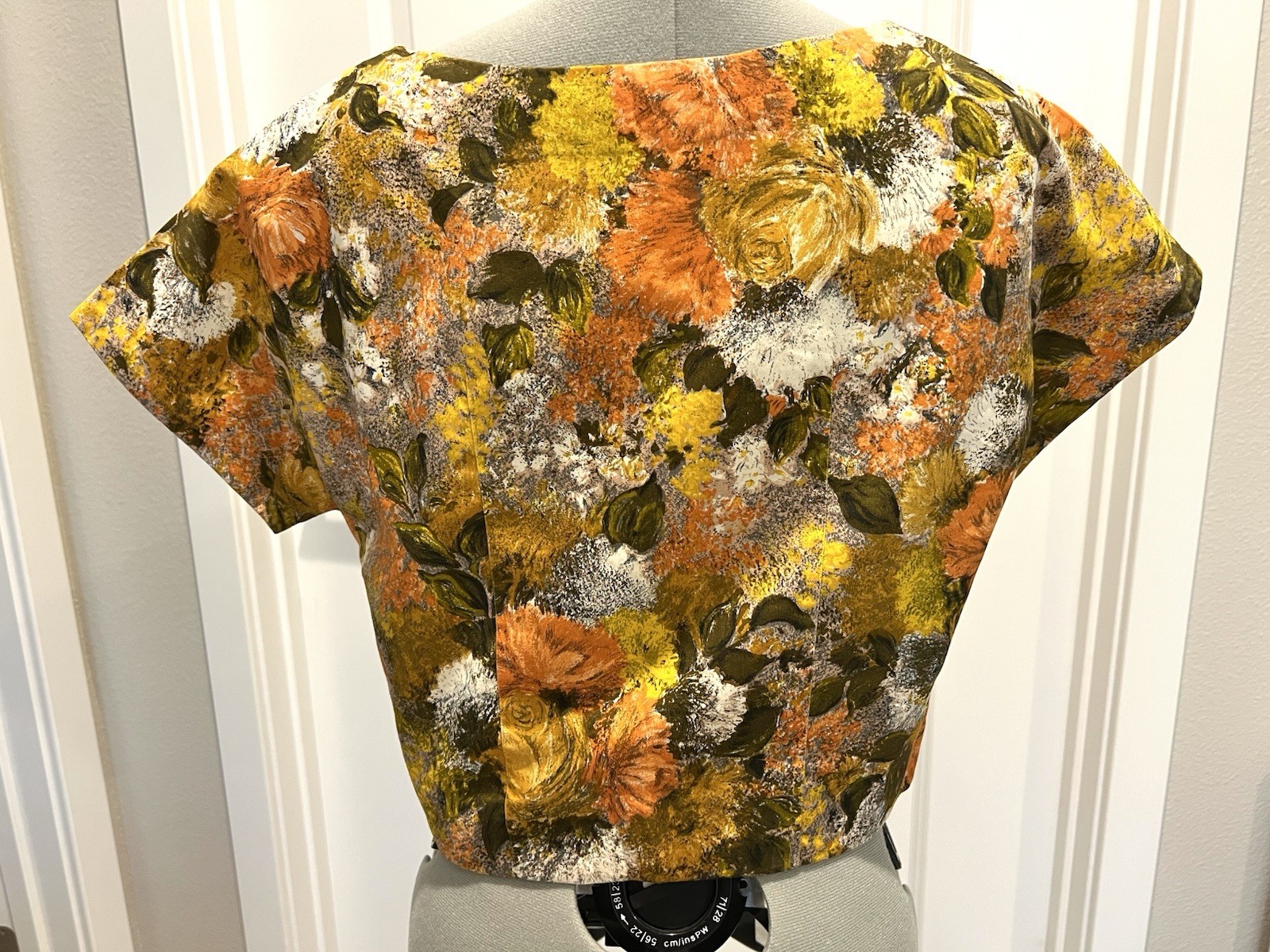 Vintage beauty! Floral Top w/ bow detail. Est. Size XS/S From Bath, England