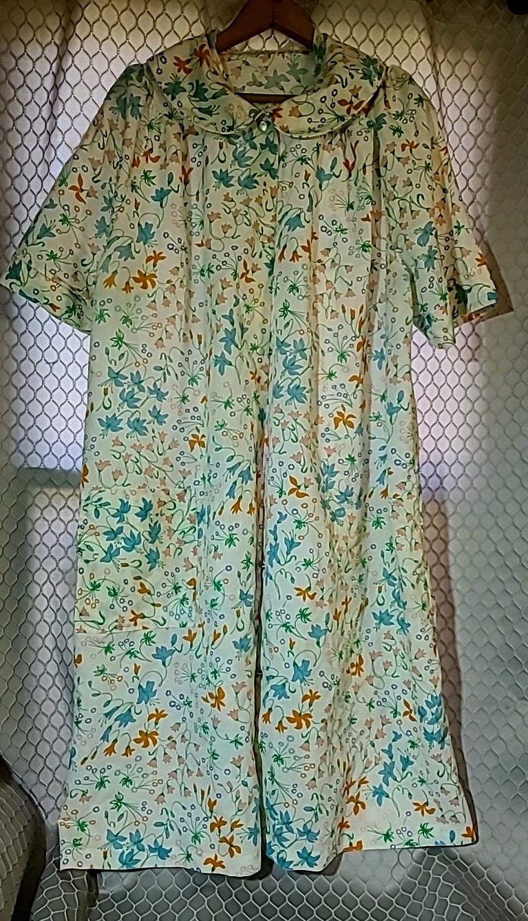 Vintage 1960s Housecoat Robe Handmade Floral Short Sleeve Pockets Adorable Snaps