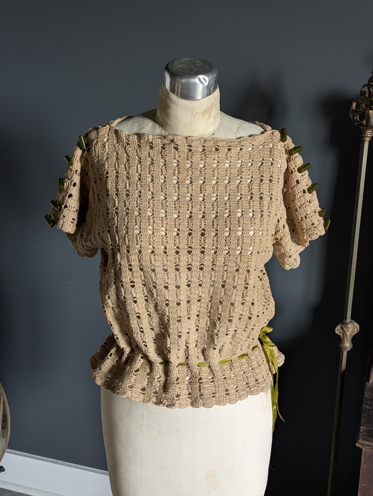 Vintage 1940s Tan Cotton Crochet Sweater Blouse Top Bakelite Buttons
