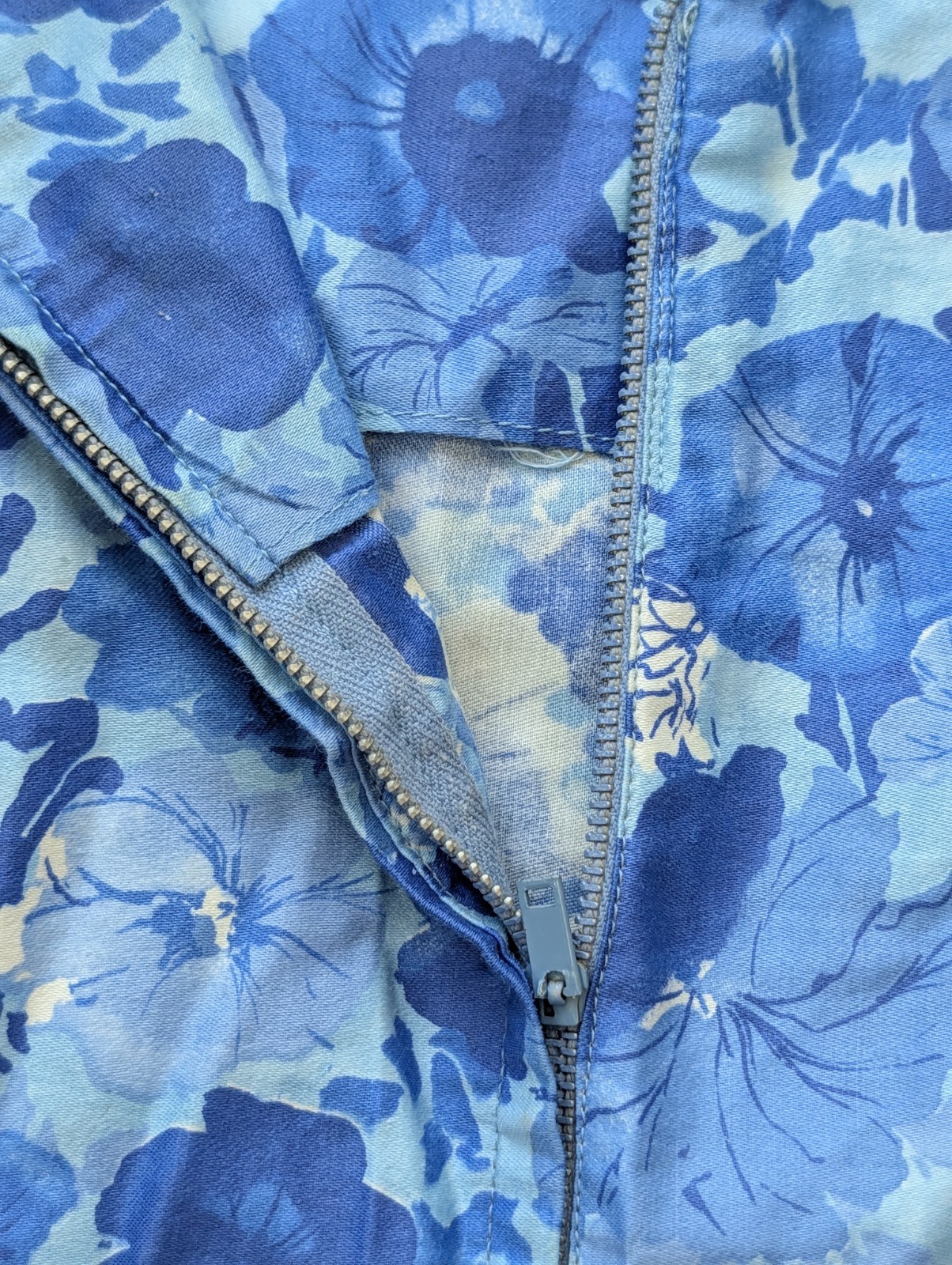 Vintage 60s Blue White Floral Wiggle Sheath Dress Sleeveless Knee Length Sz S/M
