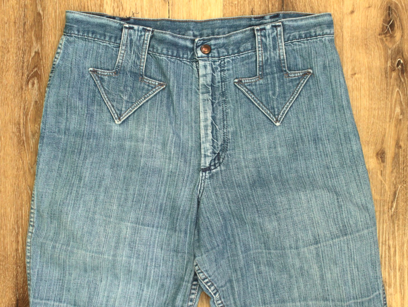 VTG Womens 70s Wrangler Denim Bell Bottom Jeans W/ Arrow Belt Loops Sz 33″ 1970s