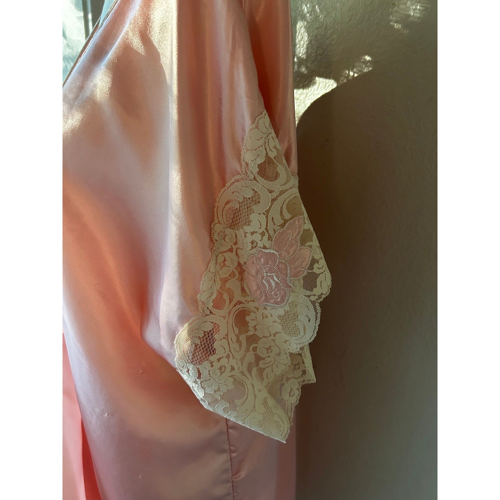 Wendy Ann Vintage Pink Satin Robe Lace Trim Floral Embroidery Medium