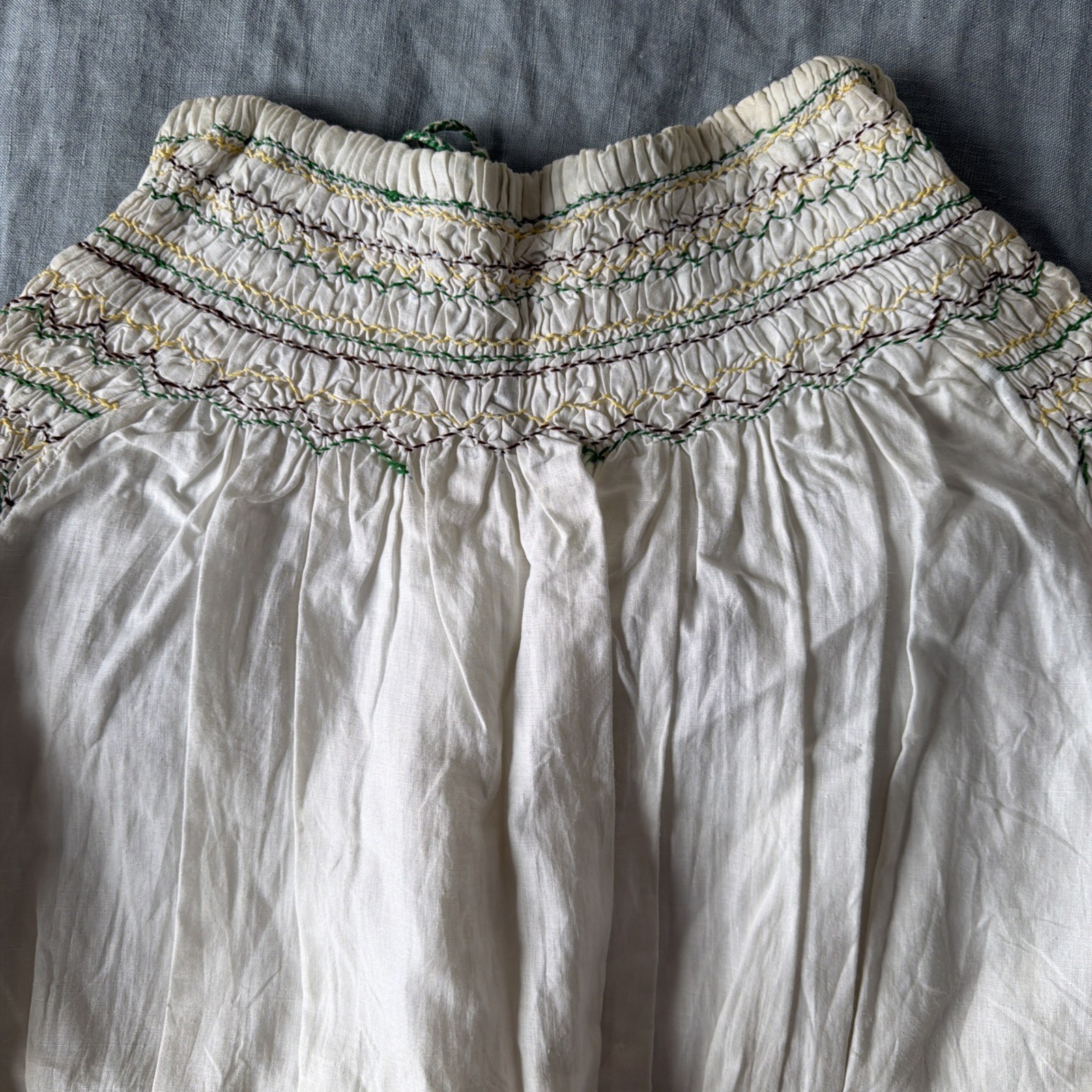 Rare 50s Women’s Vintage Embroidered Blouse Floral Cotton Smocked Neckline