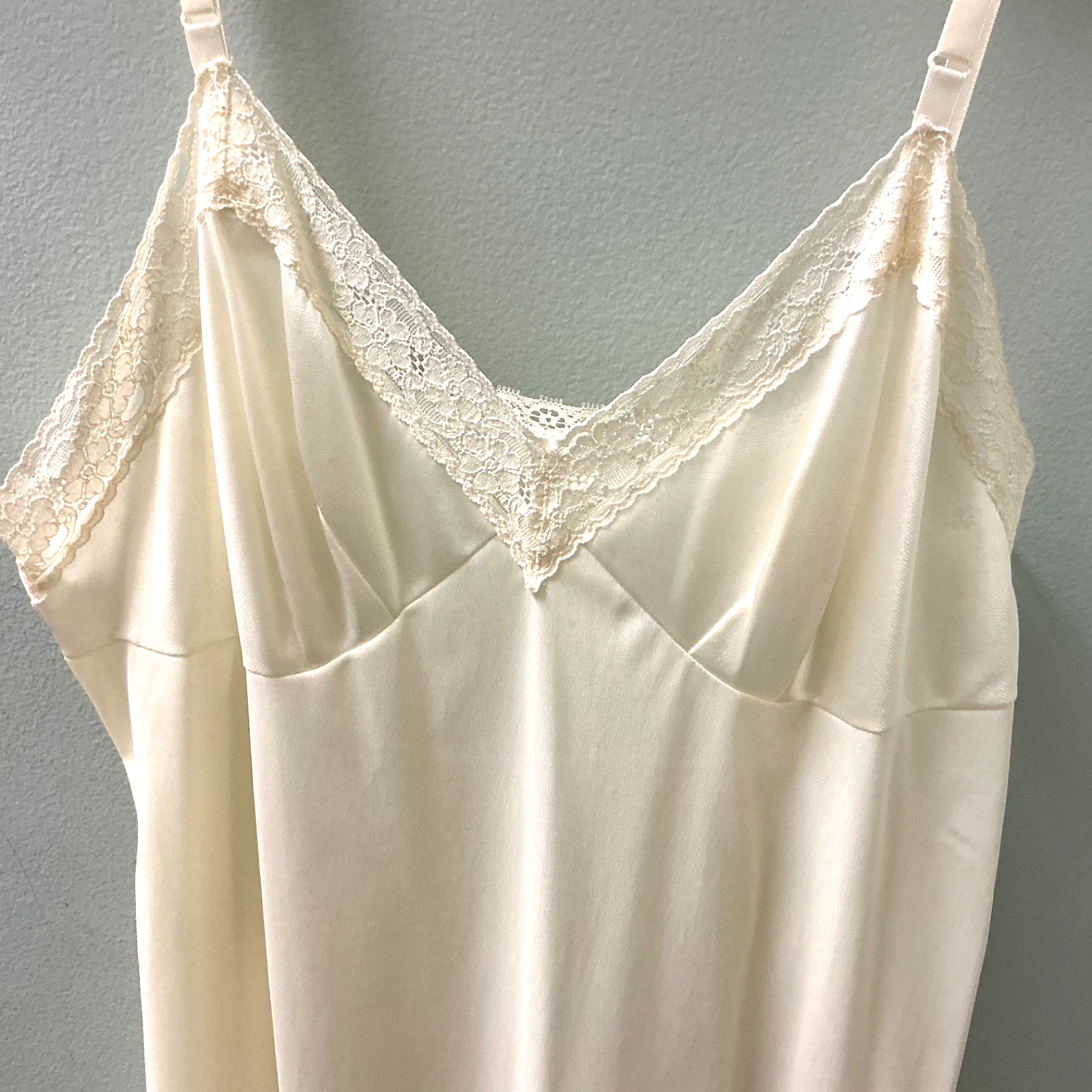 Vanity Fair Nylon & Lace Full Slip Ivory Size 34 T Lingerie Streetwear Vintage