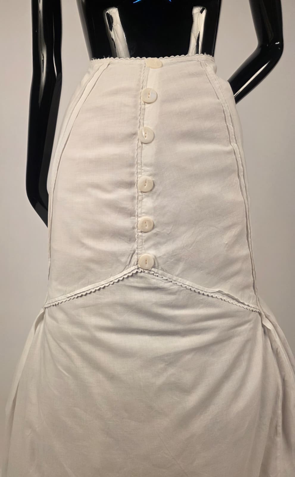 EDWARDIAN WHITE SKIRT W POLISHED STONE BUTTON TRIMMED FRONT
