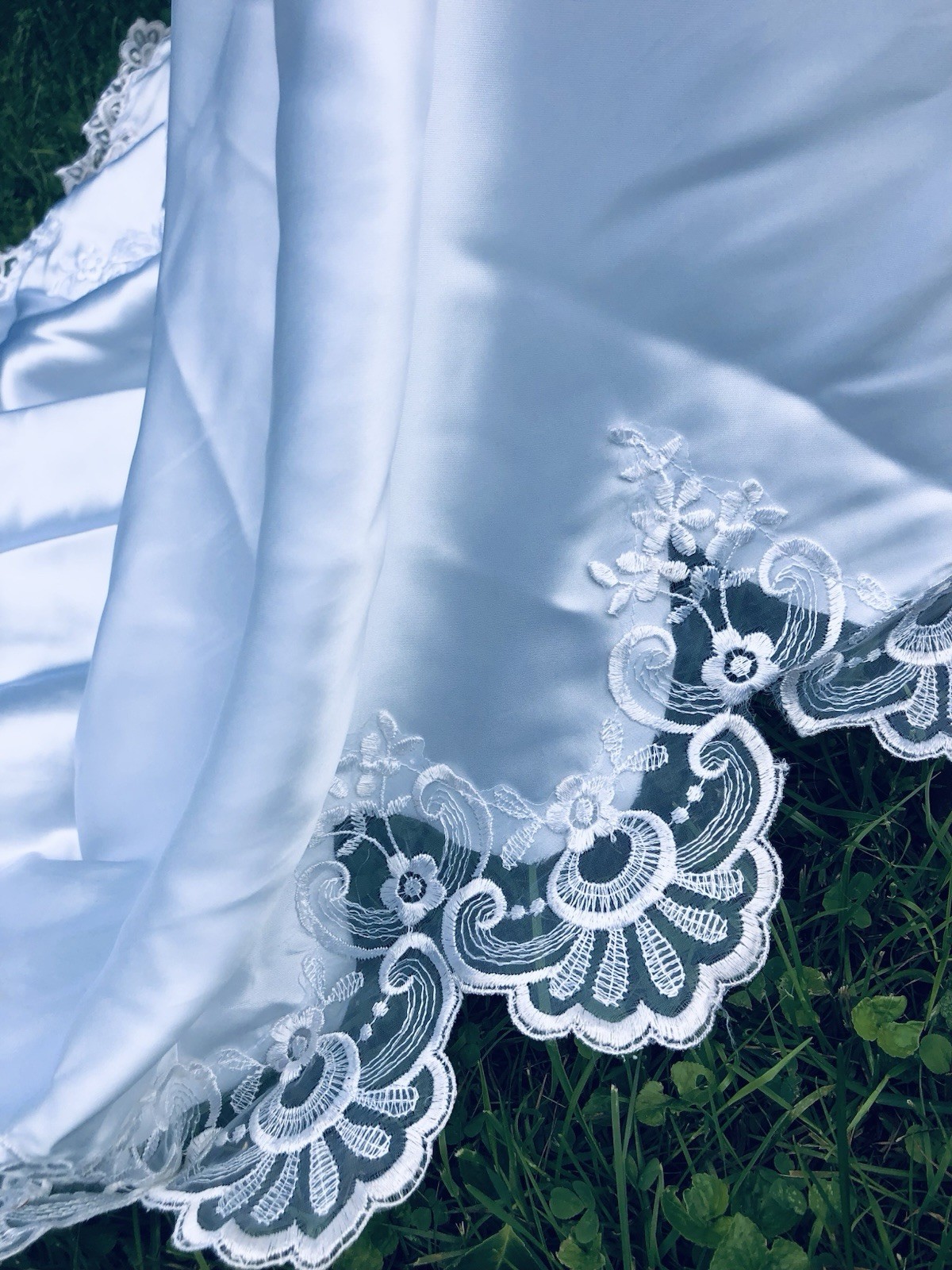 Vintage 1980’s Pearls Floral Appliqués Sequin Lovely Wedding Gown Dress 32-24-62