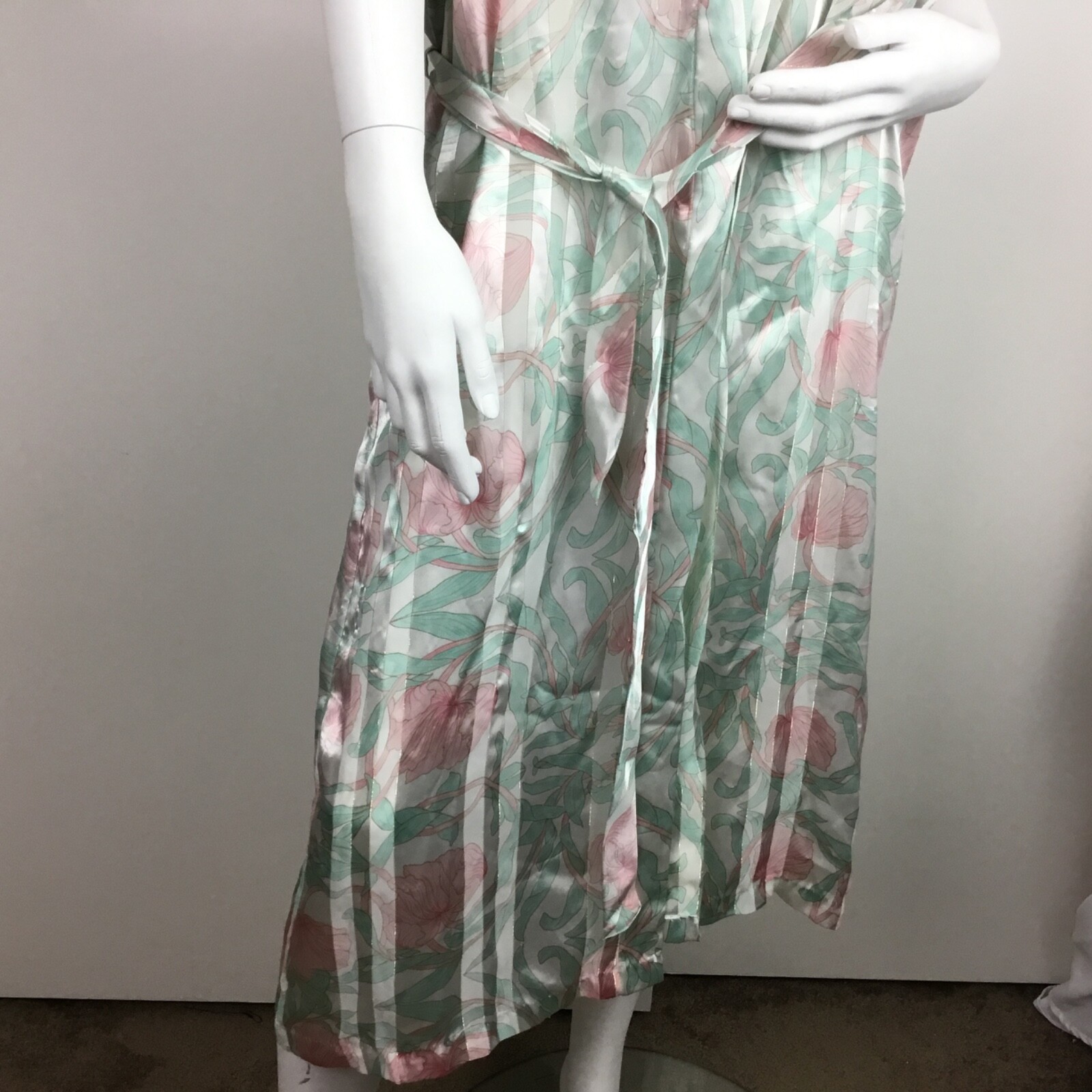 Lucie Ann II Vintage Satin Floral Robe Size Medium Nightware Lingerie Robe