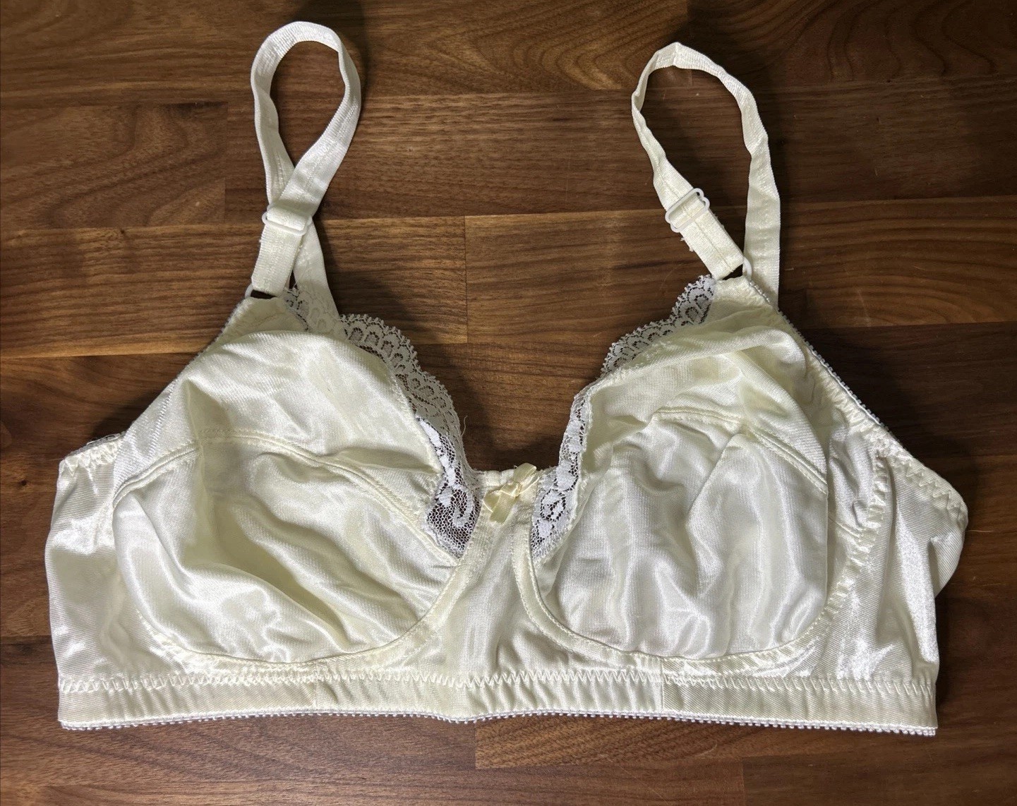 Vtg 38C Bra Retro Pin-up Wireless Lace Loveable Second Skin Satin Shiny Yellow