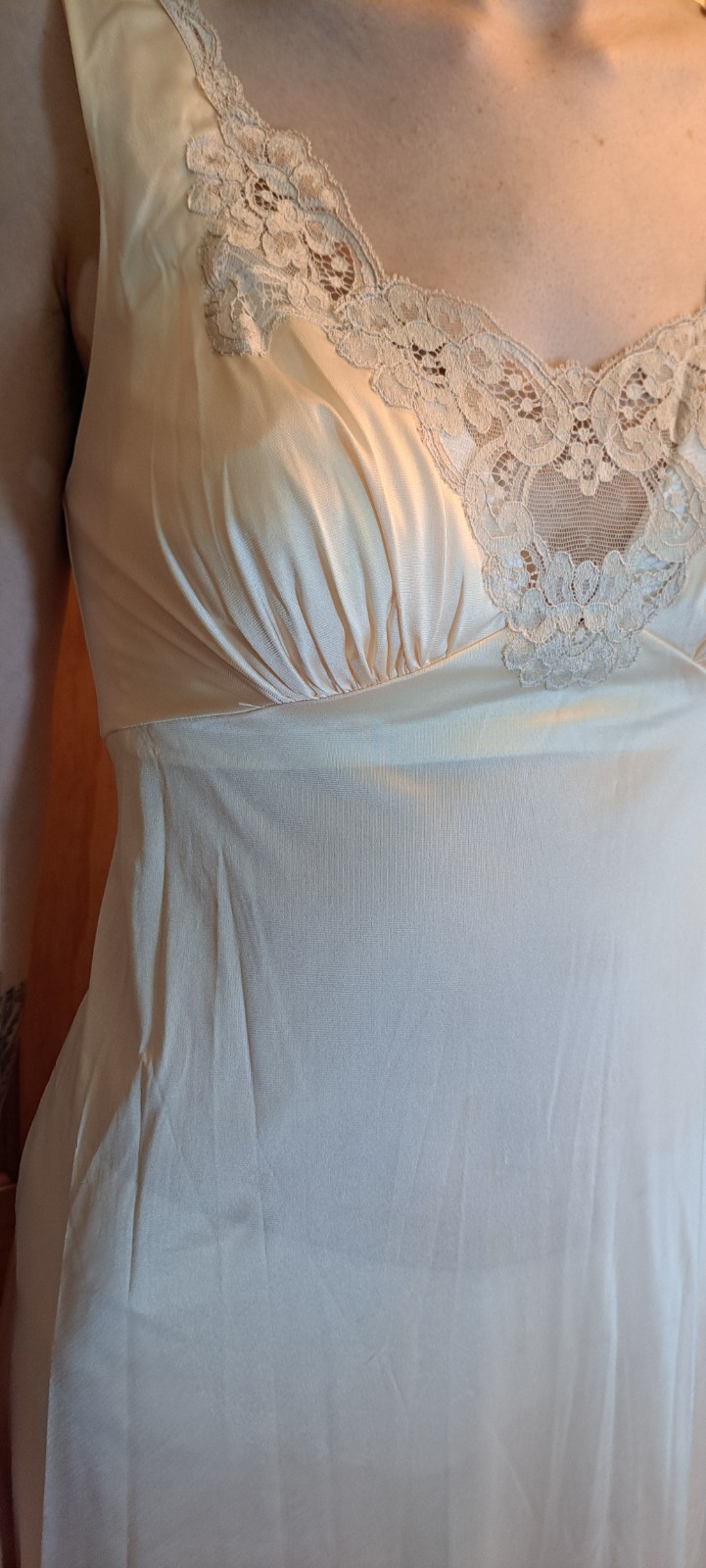 Vtg Vanity Fair Long Nightgown V Neck Buttercream Beige Sml 32 V Neck