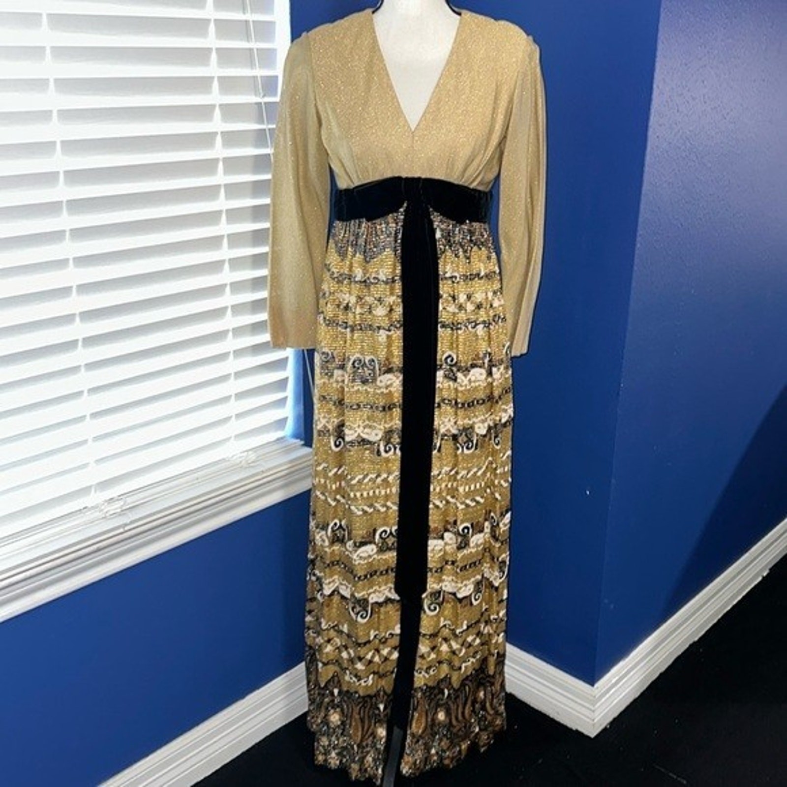 Vintage 1960s Black & Gold Lamé Hostess Gown – One of a Kind – Size Approx. S