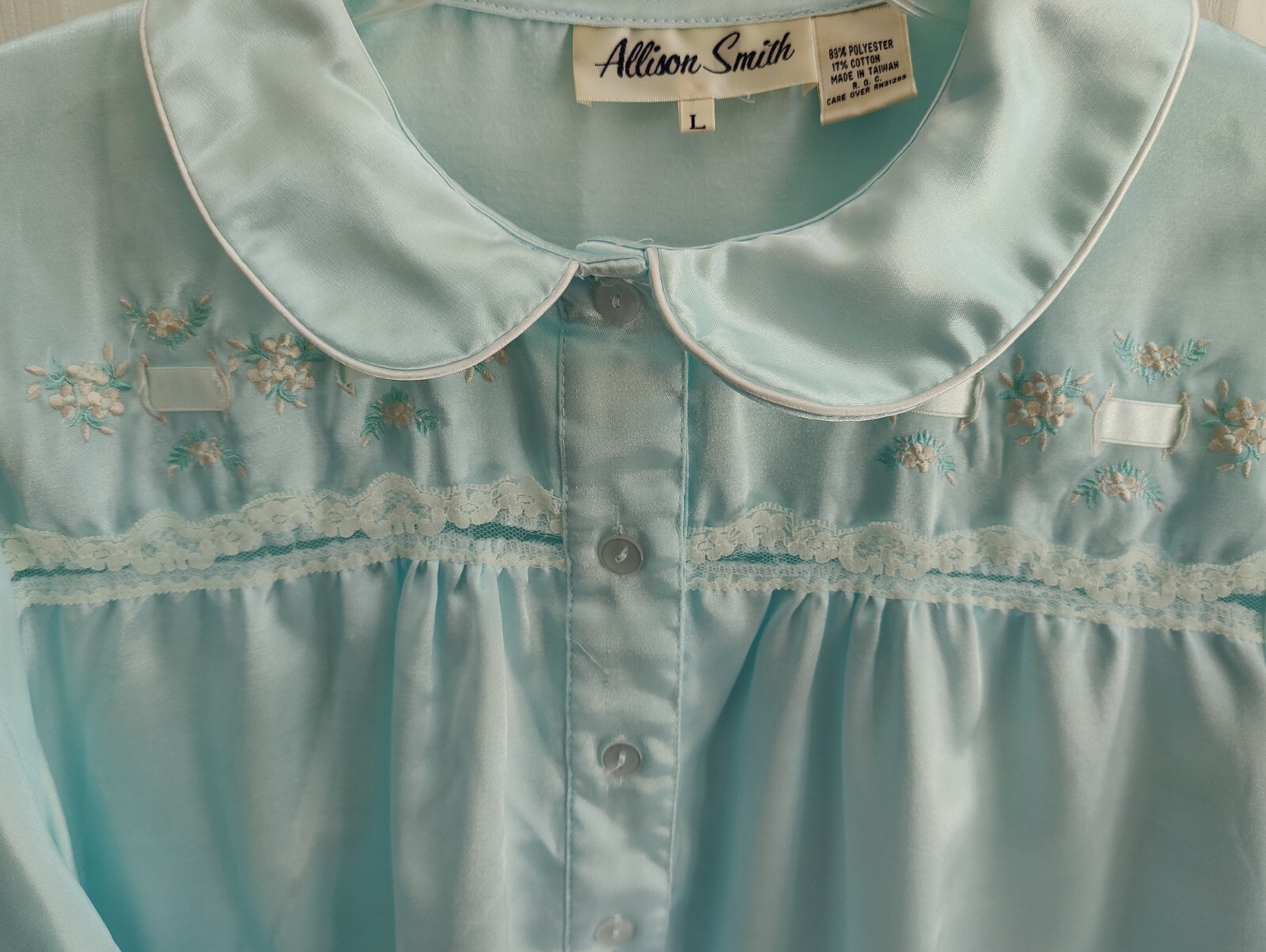 ALLISON SMITH Vintage satiny nightgown Large Lace Embroidered Collared 3 Button