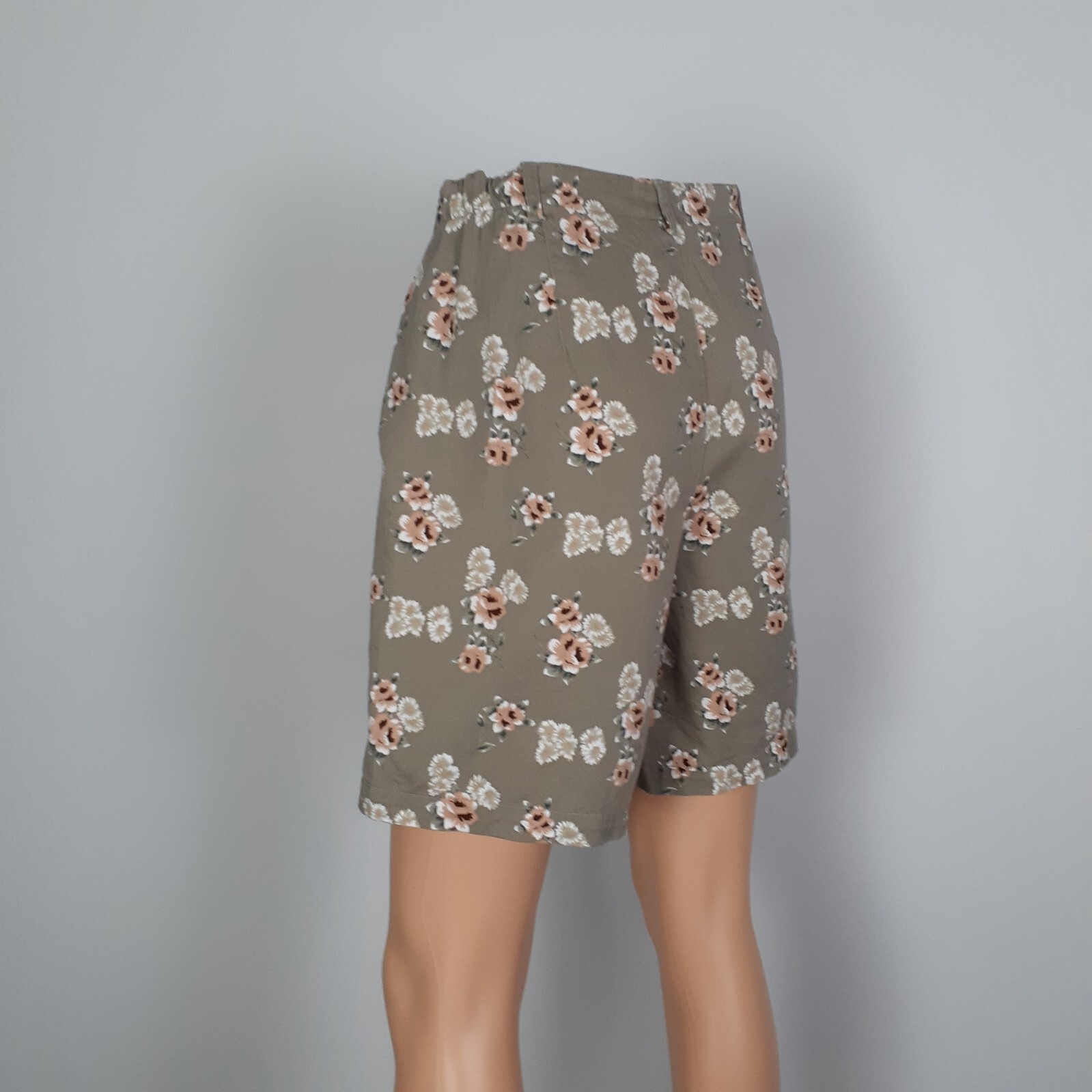 90’s Vintage Floral Shorts by Northwest Blue Size 8 Pleat Front Shorts