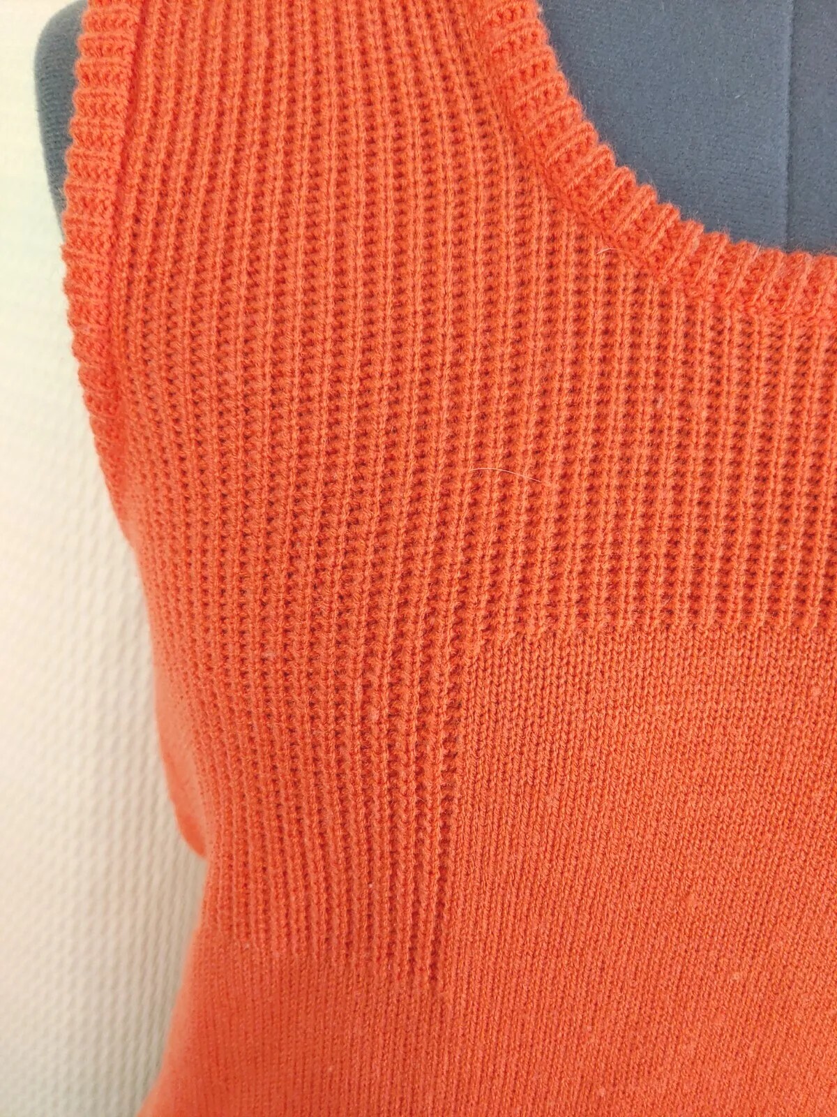 Vintage Tami Orange Acrylic Sleeveless Sweater with Front Pockets Size Medium