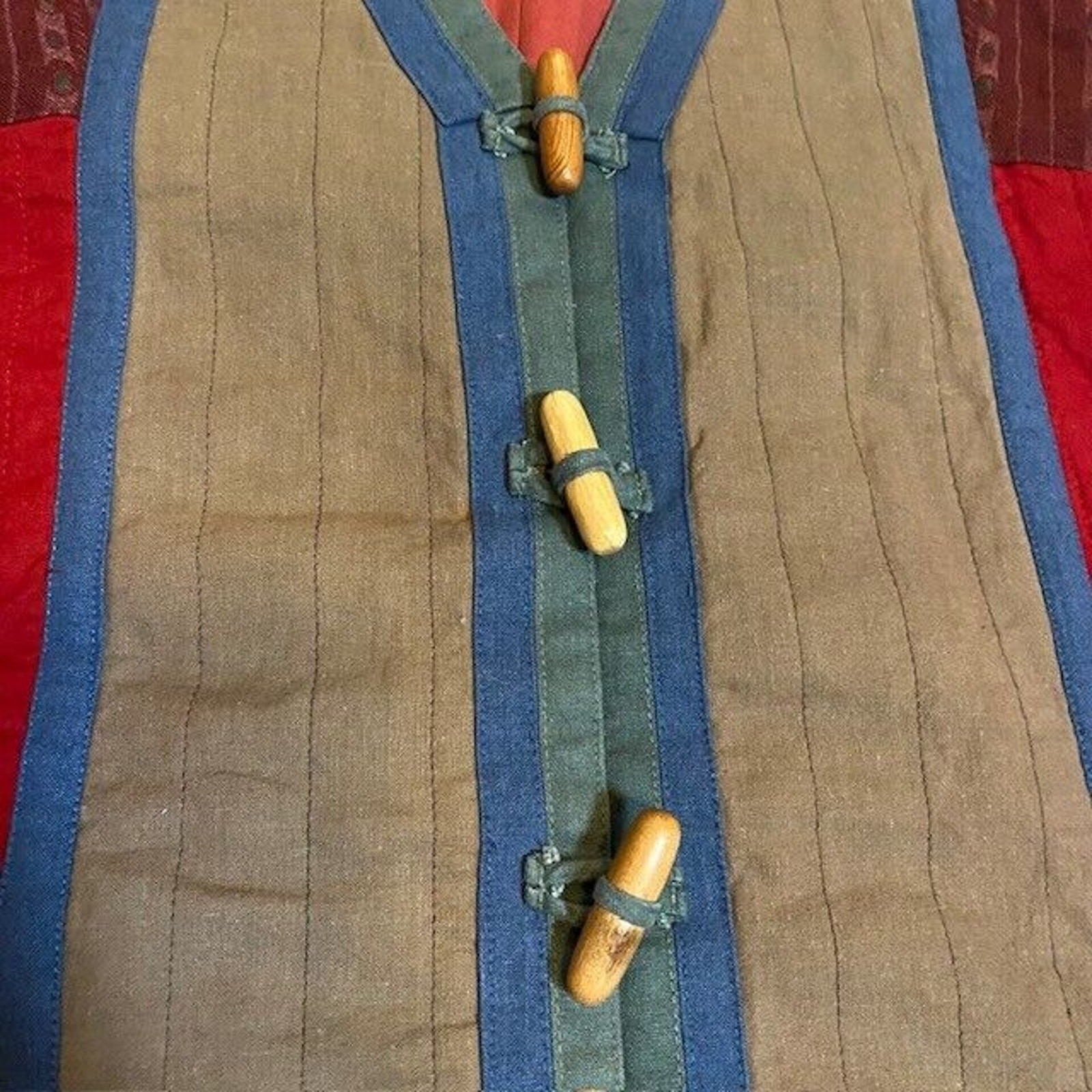 Quilted Womens Medium Blanket Jacket Coat Wood Buttons Red Multicolor Vneck