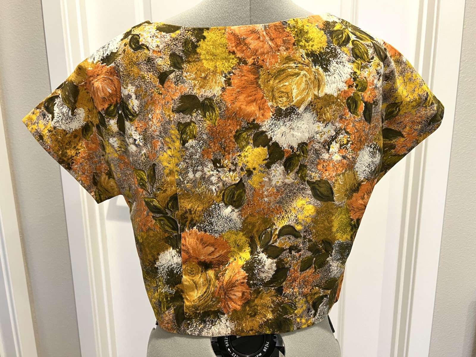 Vintage beauty! Floral Top w/ bow detail. Est. Size XS/S From Bath, England