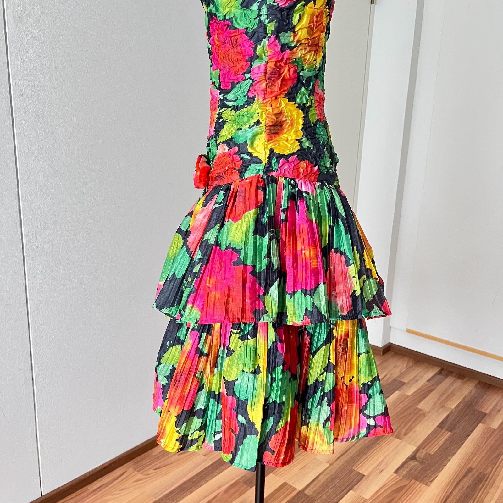 1980s Floral Taffeta Cocktail Party Dress Tiered Spaghetti Straps Prom Evening