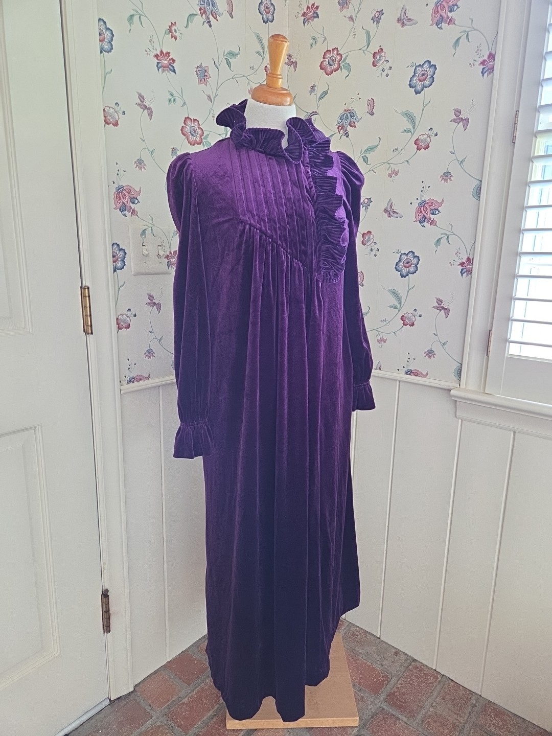 Vtg Donna Richard Gilligan OMalley Smal Ruffled Velvet Robe Dressing Gown Purple