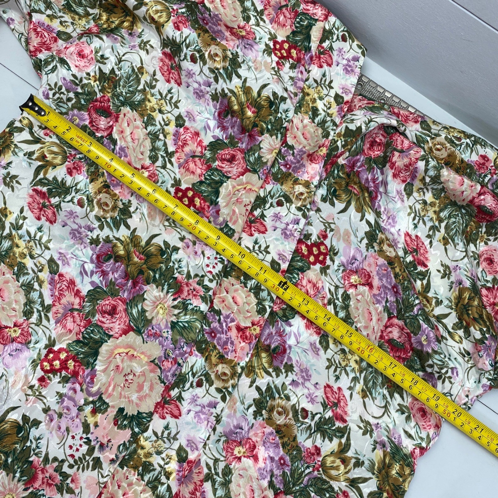 Vintage 80s L.A. Intimates Floral Satin Robe Womens Small Pink Garden Party