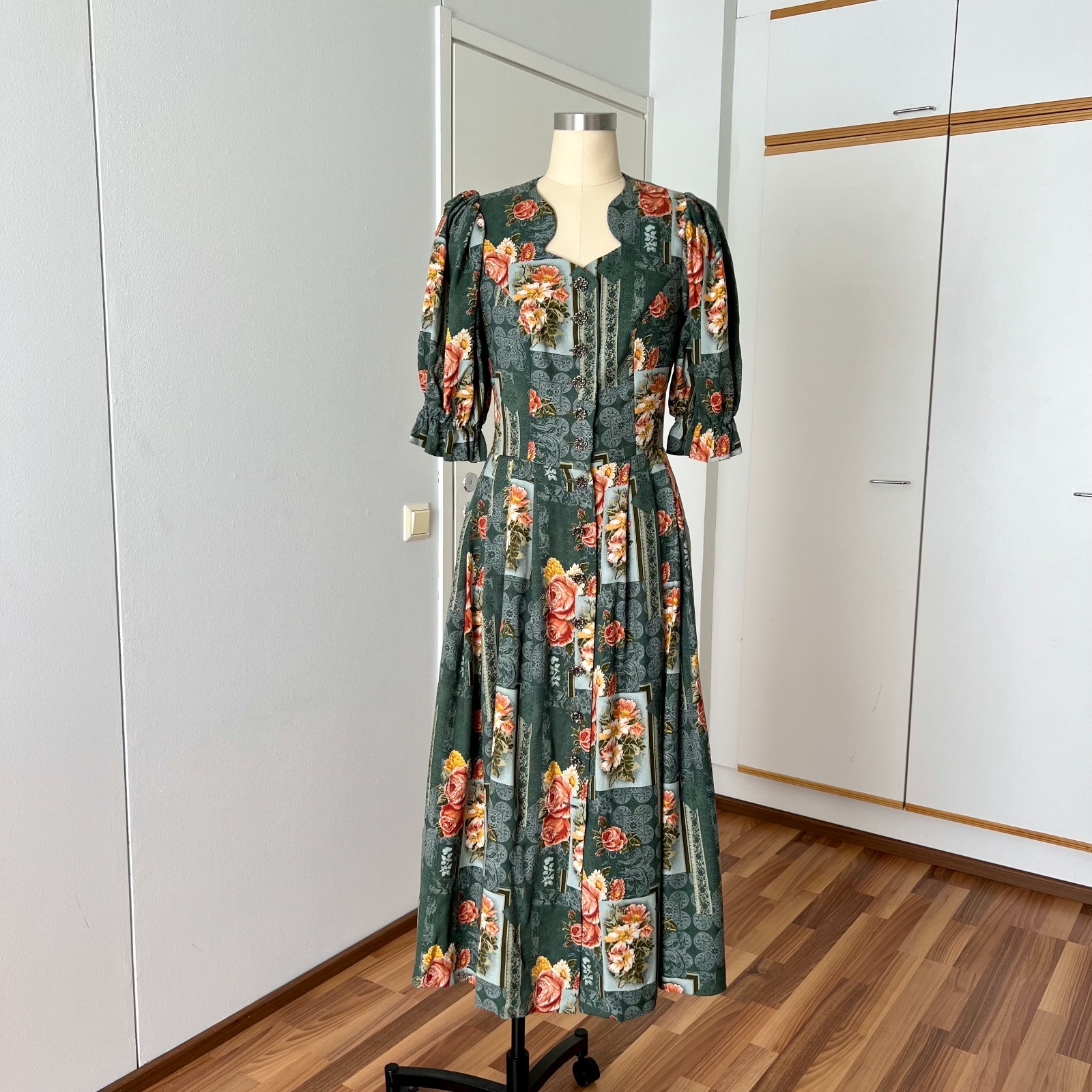 1980s Vintage German Dirndl Dress Floral Bavarian Folk Puff Sleeves Midi EU 40